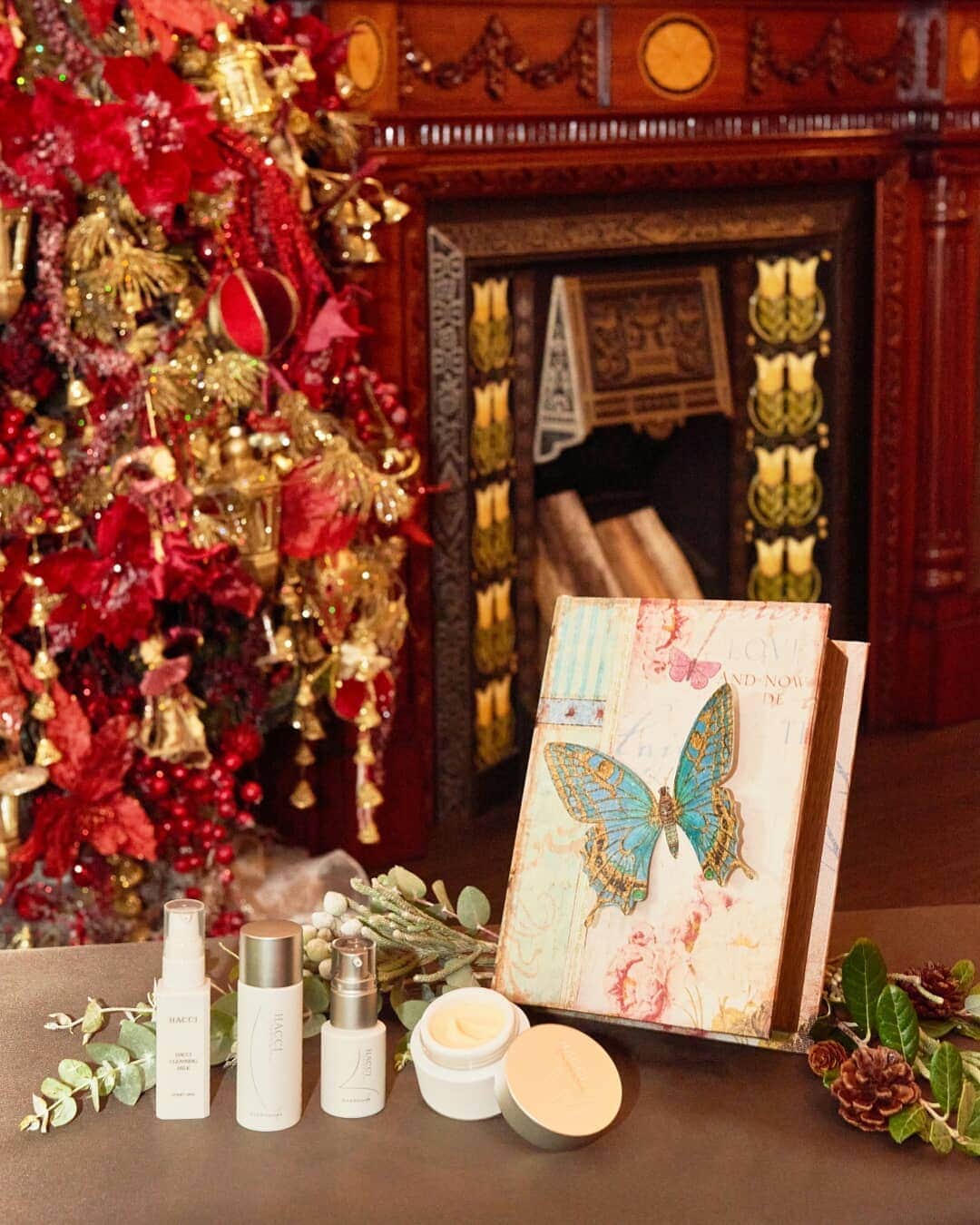 のインスタグラム：「本日より人気の#クリスマスコフレ が予約開始！今年は、自分をたっぷりと癒してくれる3つのセットをご用意しました。My Insight Beautyをテーマにした優美でロマンティックな限定アイテムで身も心も満たし、ハッピーなホリデーシーズンを迎えましょう。 --------------- ​“秘密の願いごと”  発酵液クリーム（現品）、発酵液ローション＆ミルク（レディサイズ）、クレンジングミルク＋青い蝶が舞うボックス付き   “Precious Holiday”（限定店舗のみでの取り扱い） ハニーローション＆フェイスオイル＆エスケーピオン（すべて現品）、ハニーレディ＆ボディクリーム（共にレディサイズ）＋クッション＆ジュエリーボックス付き  “and me”  限定ボディクリーム＆保湿専用リップ＆シートマスク（すべて現品）＋フォトフレーム付き　 ---------------  HACCI's limited Chrisrmas coffret pre-order will start from today! with theme of ""My Insight Beauty"" It will fulfil your heart & body with elegance and romance, and get ready for christmas holiday!   #hacci #honey #bee #beauty #skincare #cosmetics #honeycosmetics #madeinjapan #Christmas #Christmascoffret #limited #2020 #はちみつ #はちみつコスメ #スキンケア #クリスマスコフレ #クリスマス2020 #限定コフレ」