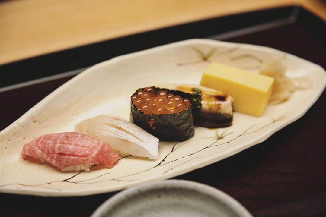 大日方久美子さんのインスタグラム写真 - (大日方久美子Instagram)「・ 先日の @theokuratokyo ステイで嬉しかったことのもう一つは日本料理「山里」に行けたこと。  山里の中にある個別の専門カウンターをホッピング(少しずつ食べ歩き)することもできれば、全てのお店の料理をテーブルで好きにオーダーできるの！  お寿司も天ぷらも炭火焼きも和食のような一品料理も沢山あって、今回は個室を予約して、全てのお店のお料理を少しずつオーダー！  松茸の土瓶蒸しと銀杏はアラカルトから。  天ぷらとお寿司は専門カウンターから。  色々なお料理を少しずついただくのが大好きだから、これはもう本当に最高だった！  何食べたい？って聞かれて、お刺身も唐揚げも焼き鳥も食べたくて決めきれない時ない？  そんな時は山里に来ればいいと知って凄く嬉しい😆 ・ 更に、最後にお願いした握りがね、本当に小ぶりで食べやすいの😭❤️ ・ 普通サイズだったら1つか2つが限界だけど、最後の締めだからと小ぶりにしてくれた気遣いがさすがオークラです。  この表現が適切かわからないけど、私にとっては色々な種類のお料理がいただける高級居酒屋でした！  一緒に行った @tsukaka118 さんが「きっと唐揚げ食べたいって言ったら作ってくれるよ。山里ってそういうところ。我がままを聞いてくれるんだよね。」って言っていて、完全に恋したレベル😂❤️ ・ 夕飯は個室だったから、チェックアウト前に昼間の雰囲気を見せてもらったけど、景色が綺麗で、ランチも気持ち良さそうだった！ ・ Photo by @tsukaka118  ・ ・ #貴重なオリジナル日本酒飲めます #シャンパンも飲み比べできます #何でも叶えてくれる山里 #そりゃ大人が集まるわけだ #theokuratokyo  #オークラ東京」10月16日 19時45分 - kumi511976