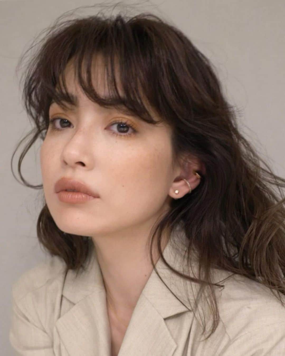 JUNNAのインスタグラム：「最近1番テンションの上がった @narsissist の ライトリフレクティング ファーミングセラム  写真2枚目のつぶつぶ見える💊カプセル状のバオバブ種子油が高い保湿力で乾燥などの外的環境要因のダメージから肌を守ってくれるから  メイク前に使うとハリ感UPは勿論 一日中肌が"ぷりん"とする✨  肌に伸ばすとプチプチカプセルが潰れるのがわかる👀  私はそばかす肌で乾燥はくすんだ印象になりやすいから  メイクよりもとにかくベースに重点を置いて 時間がない時はメイクよりスキンケアに時間を割く。  ベースがしっかり潤って肌が明るくなると コスメは少しでも十分  下地は @yslbeauty の ラディアント タッチ ブラープライマー クリアな下地ってところが気に入ってる 少しだけ指に出して肌に伸ばすだけで 肌にすべすべの膜がはったように滑らかになる  リップ/ @celvoke.jp  #リベレイティッドマットリップス　04  ファンデ/ @yslbeauty  #アンクルドポールクッション 25  ハイライト/@addictionbeauty_official  #ザグロウスティック 001G  チーク/ @celvoke.jp #カムフィーブラッシュ 06  アイシャドウ/ @bobbibrownjapan  ゴールデンヌードアイシャドウパレット  #秋メイク#セミロング#ヘアカラー #ヘアスタイル#ヘア#ヘアケア#メイク#リップ#アディクション #コスメ#スキンケア#ベースメイク #保湿ケア #肌ケア #下地#そばかす#bobbibrown#celvoke#uzu#aesop#ysl#yslbeauty#diormakeup #dior#narscosmetics」