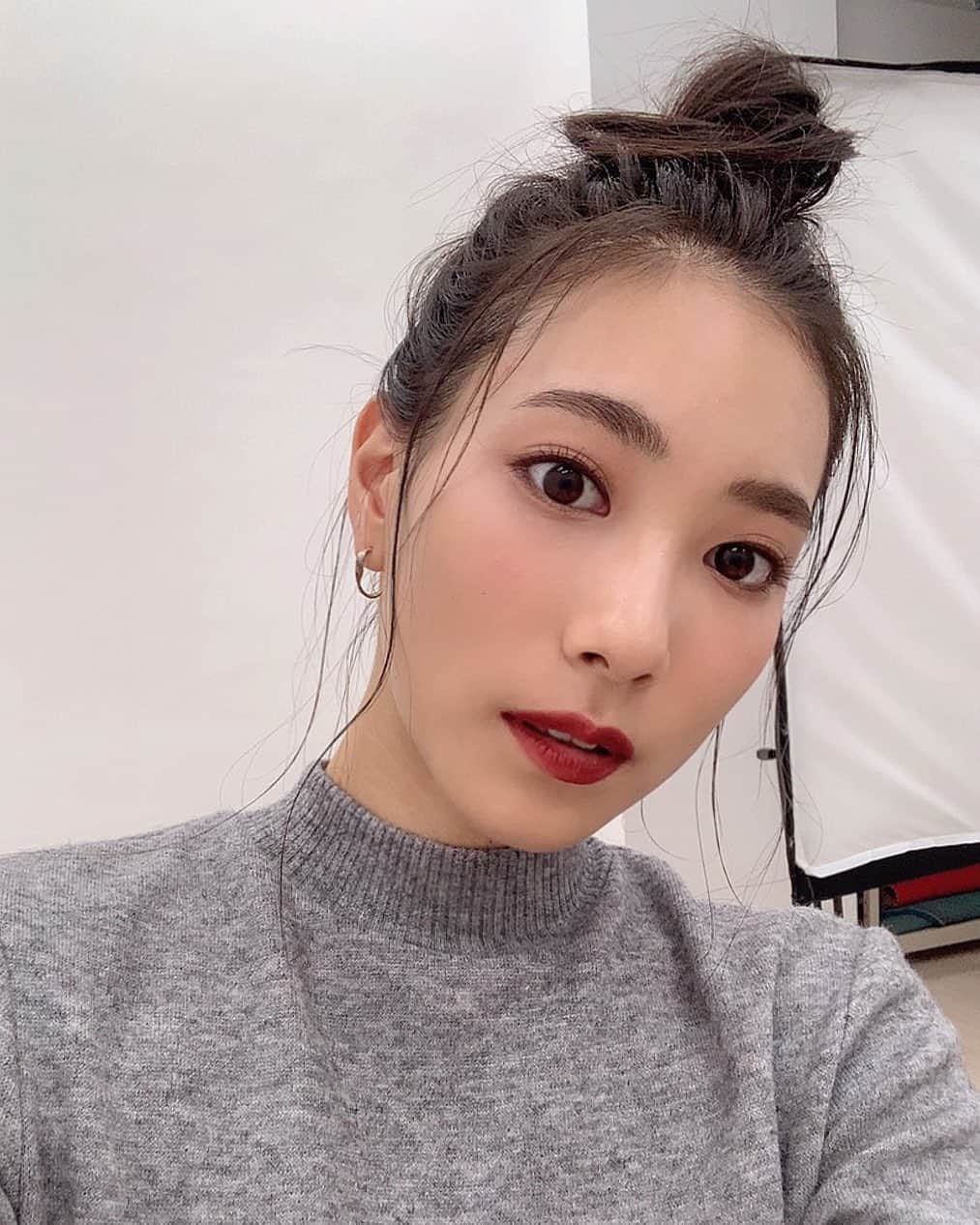 横川莉那のインスタグラム：「. 濃いめのメイク💄 . . #秋メイク #赤リップ #お団子ヘア  #産毛」