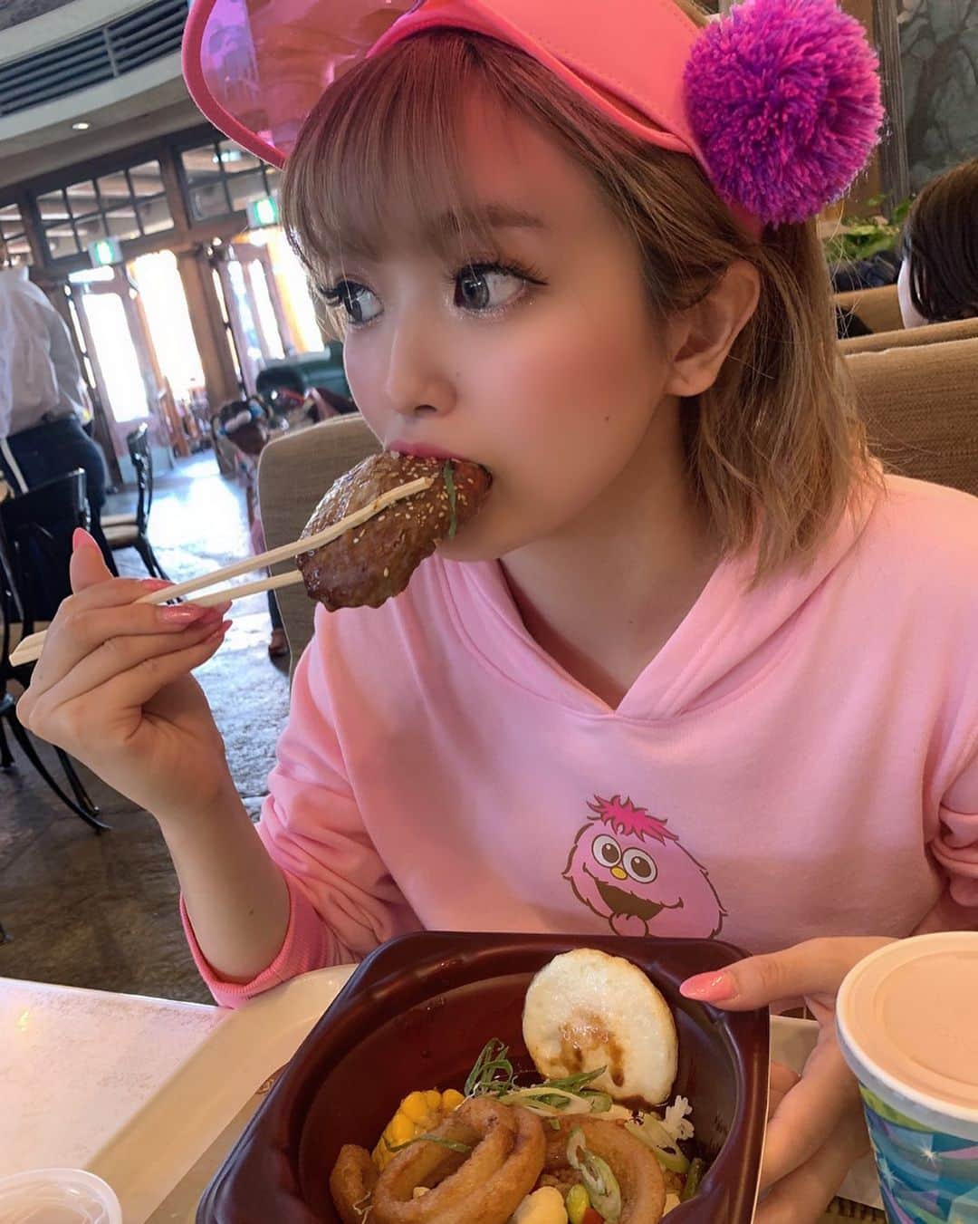 Ribonさんのインスタグラム写真 - (RibonInstagram)「食べてるときがいちばんすっきいいい！ 2番目は寝てるときいいいい！！🙈🌈 食事に関しては本気なのであまり時間がなくても食べたい物は必ず食べる。何としてでもww . . . . . . . .  #burlesquetokyo #バーレスク東京 #スーパーバーレスク #japanesegirl #モッピー #usj #universalstudiosjapan #セサミストリート #pink #ぴんく #ゆめかわいい #モコモコ #fancy #ピンク好き #usjコーデ #大阪 #六本木 #歌舞伎町 #モッピーコーデ #食いしん坊 #食欲が止まらない」10月16日 19時49分 - ribon_burlesque