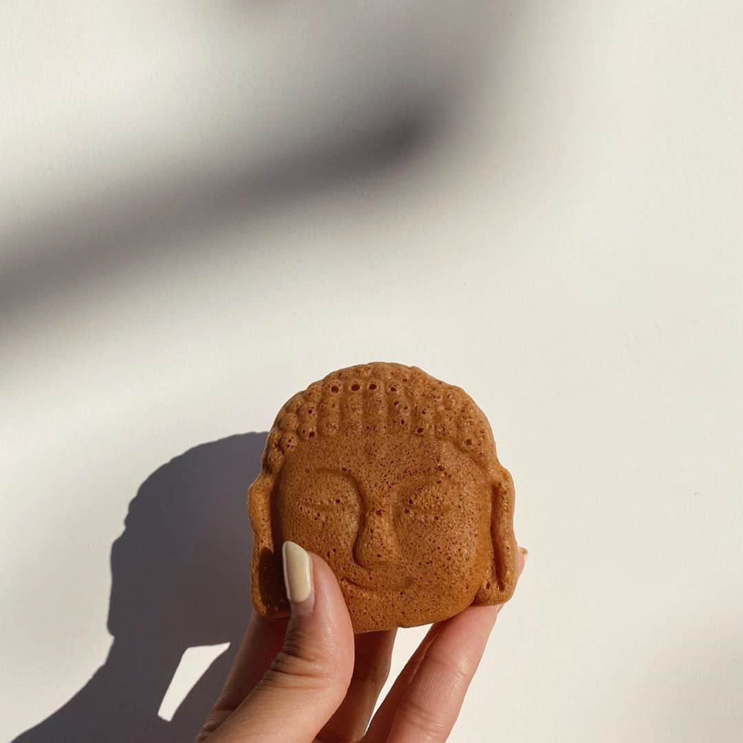 森山菜々のインスタグラム：「.﻿ 鎌倉行った時見つけた大仏まんじゅう🦦﻿ ﻿ 👨🏽‍🦱似てるかも。笑﻿ ﻿ #kamakura #鎌倉 #大仏さま焼き」