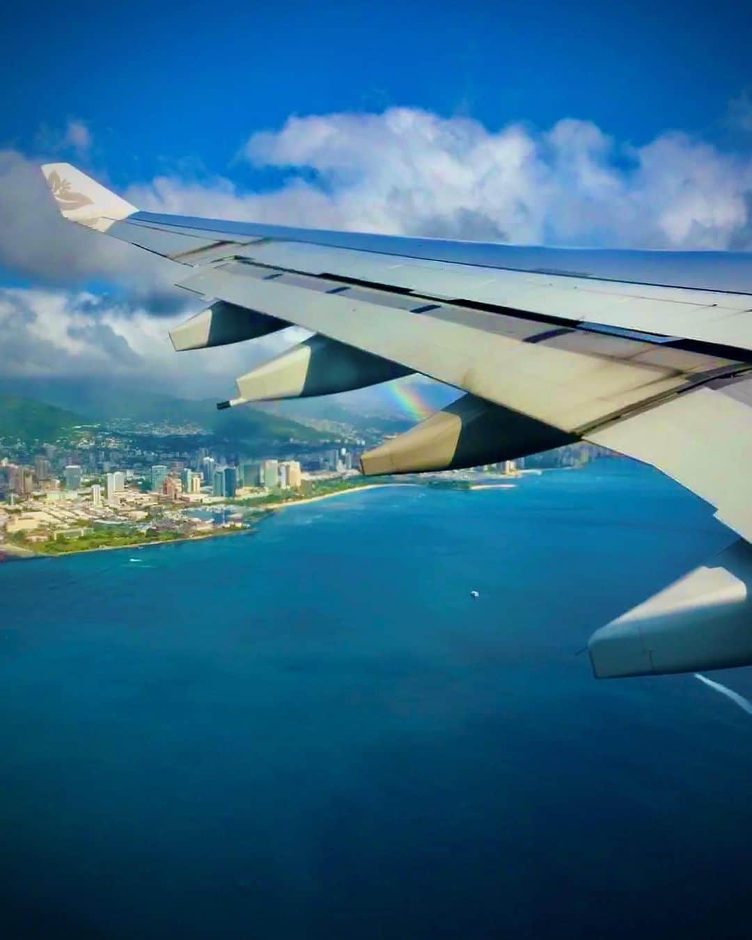 ハワイアン航空さんのインスタグラム写真 - (ハワイアン航空Instagram)「11月も成田‐ホノルル線を週1便運航  お得な片道の割引運賃✈  11月も引き続きご家族の訪問、留学、ビジネスなどでハワイへの渡航が必要なお客様向けに、お求めやすい片道割引運賃をご用意しております。 札幌・大阪・福岡発の片道割引運賃（東京経由）もご予約可能です。  #ハワイアン航空 で安心の#変更手数料無料 🤙  ※ 米国への入国資格、取得VISA等の条件により、米国入国には、日本への帰国便の航空券が必要になります。  📷 by @ImagesbyVikas  #Airbus330 #ハワイ旅行 #成田ホノルル #AlohaFriday #窓側席」10月16日 19時57分 - hawaiianairlinesjp