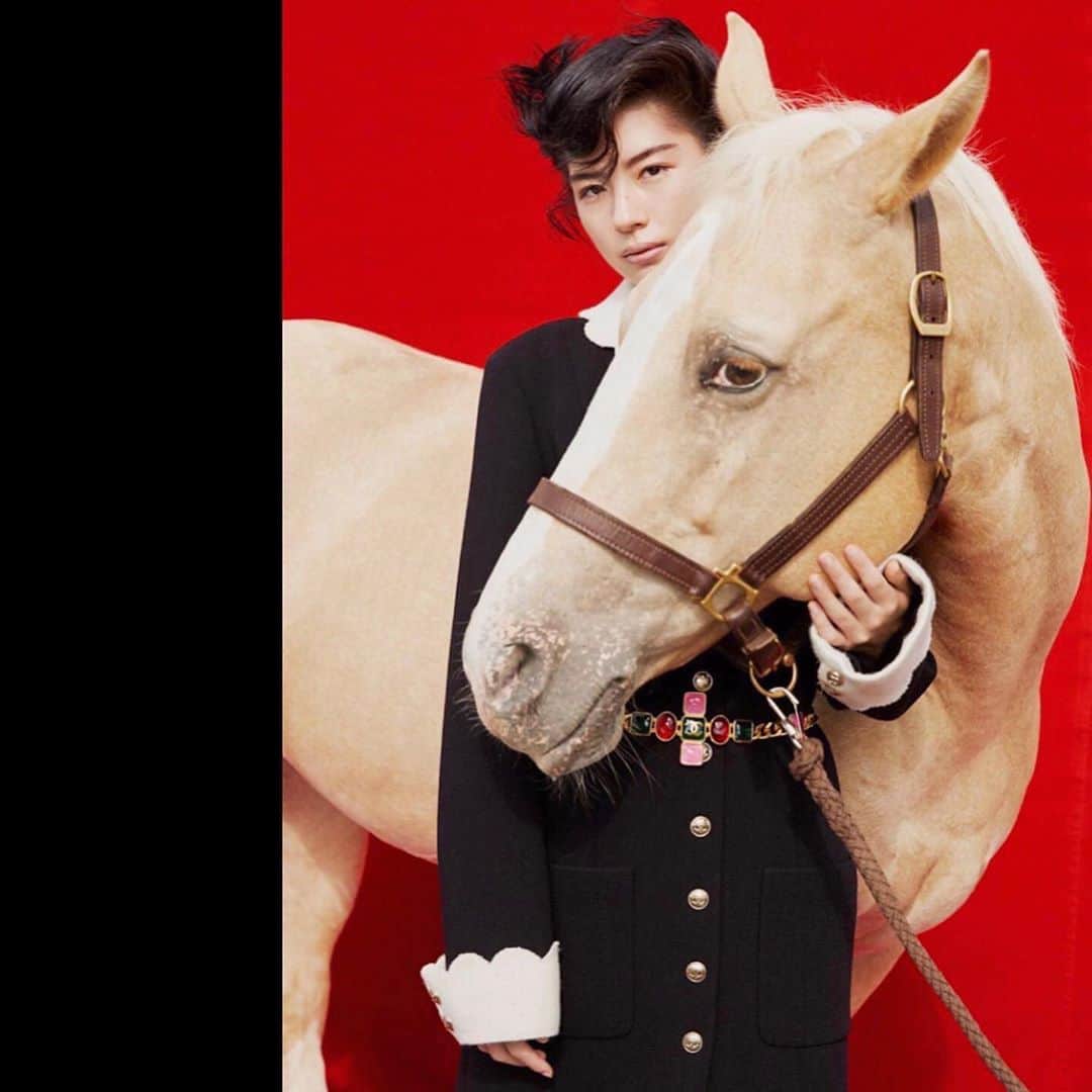 佐久間由衣さんのインスタグラム写真 - (佐久間由衣Instagram)「🟥🐎⬛️ "シャネルと乗馬、佐久間由衣の好きなもの" The Fashion Post × CHANEL vol.2   お邪魔したことのある乗馬クラブで、 素敵なCHANELを装うという、、 思い出すだけでニヤニヤしてしまう。 ほんとうに幸せな企画でした。  Photographer @takanoriokuwaki  stylist @yutakotani_  makeup @kie_0  hair @takayukishibata  with ルナ🐎 @tfpjp  @chanelofficial   .」10月16日 19時59分 - yui_sakuma_official