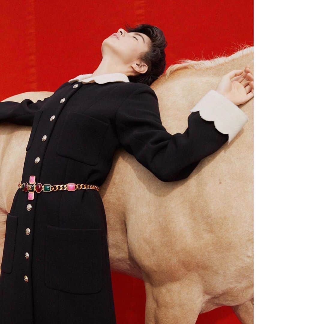佐久間由衣さんのインスタグラム写真 - (佐久間由衣Instagram)「🟥🐎⬛️ "シャネルと乗馬、佐久間由衣の好きなもの" The Fashion Post × CHANEL vol.2   お邪魔したことのある乗馬クラブで、 素敵なCHANELを装うという、、 思い出すだけでニヤニヤしてしまう。 ほんとうに幸せな企画でした。  Photographer @takanoriokuwaki  stylist @yutakotani_  makeup @kie_0  hair @takayukishibata  with ルナ🐎 @tfpjp  @chanelofficial   .」10月16日 19時59分 - yui_sakuma_official