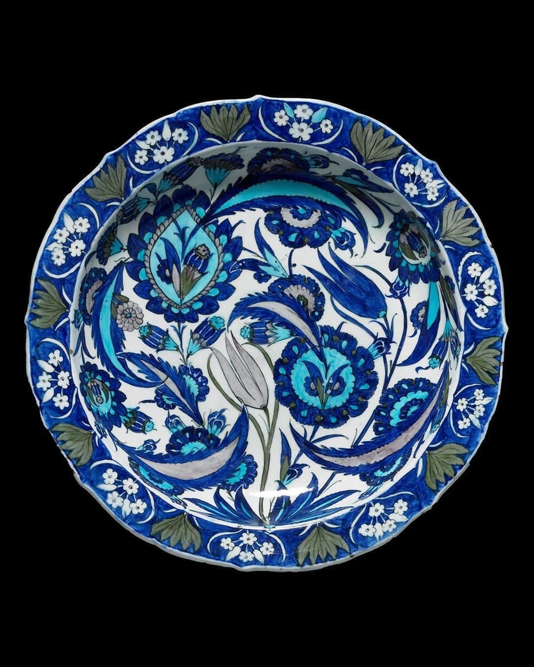 のインスタグラム：「What can you spot in the beautiful designs of these Iznik ceramics? 🖌💐🌿  Iznik, in the north west of modern-day Turkey, was the major centre of ceramic production in the Ottoman empire. A huge range of high-quality wares – including these examples – were produced there.  The colourful, often floral designs were often inspired by imported Chinese porcelain, which was favoured by the sultans.  Shop our range of homeware, stationery and gifts inspired by the elegant motifs of Iznik pottery – link in bio.   #Iznik #Ceramics #Pottery #BritishMuseum」