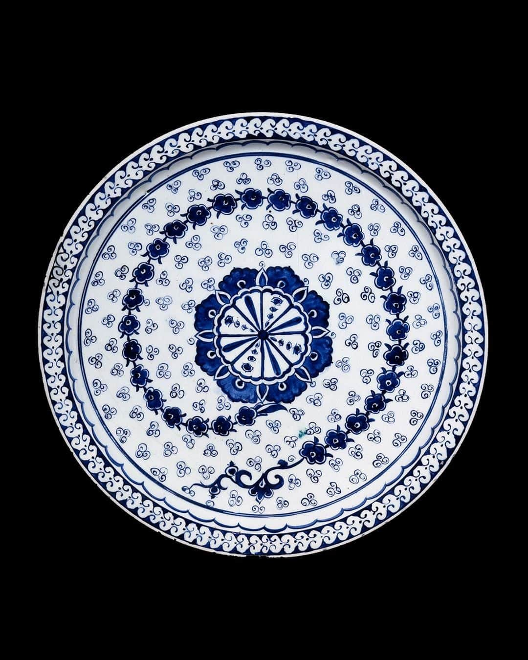 大英博物館さんのインスタグラム写真 - (大英博物館Instagram)「What can you spot in the beautiful designs of these Iznik ceramics? 🖌💐🌿  Iznik, in the north west of modern-day Turkey, was the major centre of ceramic production in the Ottoman empire. A huge range of high-quality wares – including these examples – were produced there.  The colourful, often floral designs were often inspired by imported Chinese porcelain, which was favoured by the sultans.  Shop our range of homeware, stationery and gifts inspired by the elegant motifs of Iznik pottery – link in bio.   #Iznik #Ceramics #Pottery #BritishMuseum」10月16日 20時00分 - britishmuseum