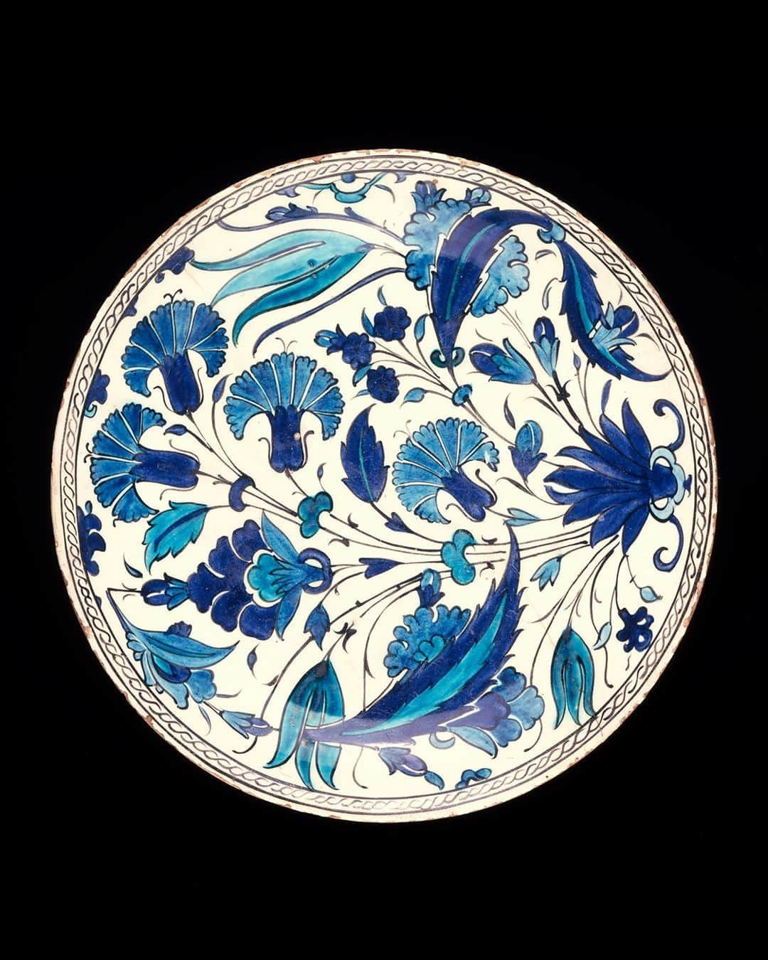 大英博物館さんのインスタグラム写真 - (大英博物館Instagram)「What can you spot in the beautiful designs of these Iznik ceramics? 🖌💐🌿  Iznik, in the north west of modern-day Turkey, was the major centre of ceramic production in the Ottoman empire. A huge range of high-quality wares – including these examples – were produced there.  The colourful, often floral designs were often inspired by imported Chinese porcelain, which was favoured by the sultans.  Shop our range of homeware, stationery and gifts inspired by the elegant motifs of Iznik pottery – link in bio.   #Iznik #Ceramics #Pottery #BritishMuseum」10月16日 20時00分 - britishmuseum