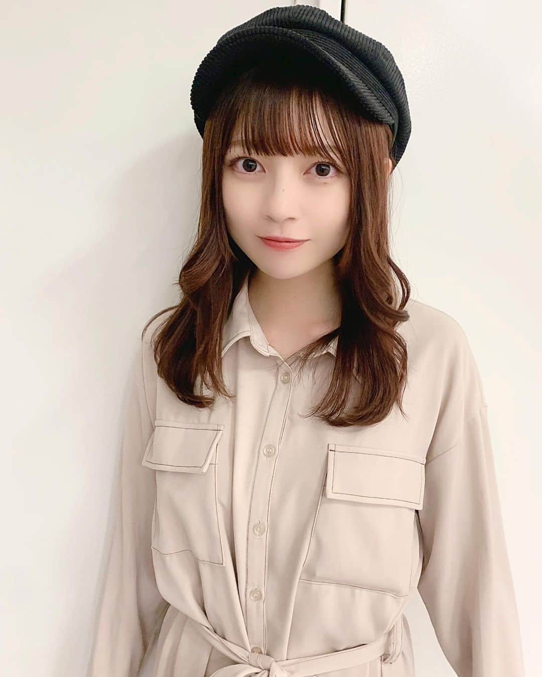 廣川奈々聖のインスタグラム：「秋冬は 帽子たくさん被りたくなる〜！﻿ ﻿ ﻿ 全体を内巻きで、顔の周りだけ髪を巻いたアレンジは 帽子にもぴったりだな〜 ﻿ 真似してほしいꪔ̤̮🤍笑 ﻿ ﻿ ﻿ #巻きアレンジ#韓国風ヘア#帽子アレンジ#キャスケット」