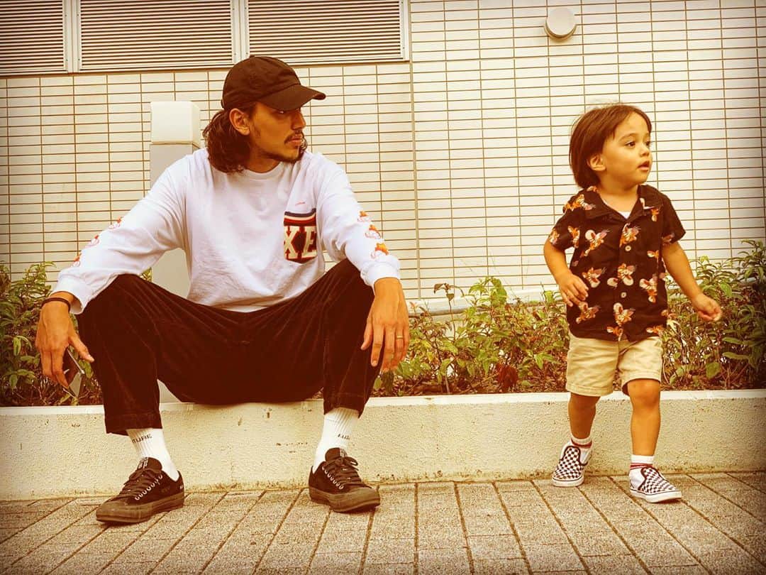 大崎玲央のインスタグラム：「When you act like you don't know someone is taking a pic.🤣📸👨‍👦🤜🏽🤛🏽」