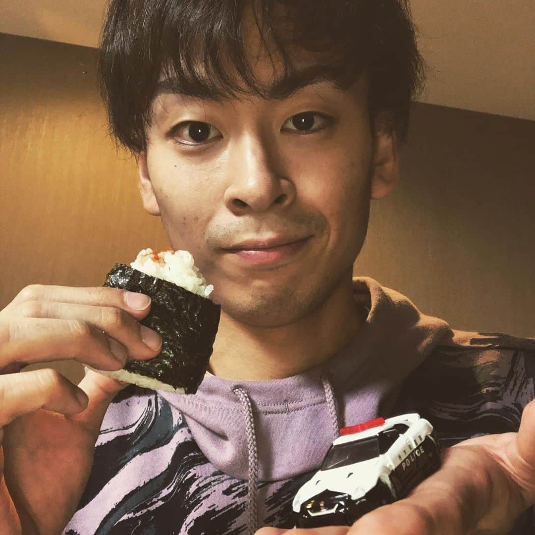 宇山賢さんのインスタグラム写真 - (宇山賢Instagram)「僕もおにぎりアクションに参加します🍙  #OnigiriAction　をつけてSNSに投稿すると世界の食料・健康問題解決に取り組むNPO法人「TABLE FOR TWO」を通じて5食が、加えて#乗ってるあいだも思い出に　をつけるとさらに5食増えて10食分の給食が日産から送られることになっています。  一人でも多くの子どもたちに給食が届きますように。🍚🥪🍝  #onigiriaction  #日産 #nissan  #乗ってるあいだも思い出に」10月16日 20時08分 - satofen.1210