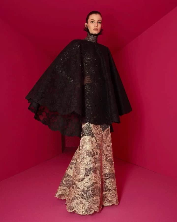アレクシマビーユのインスタグラム：「Graphic lines & lace work @alexismabille #alexismabille #alexismabillehautecouture #volume #lines #graphic #drawing #drama #attitude #lame #gold #oldgold #goldlace #blacklace #cape #minerva #sochic #parisianstyle #elegance #showmustgoon #louiselefebure」