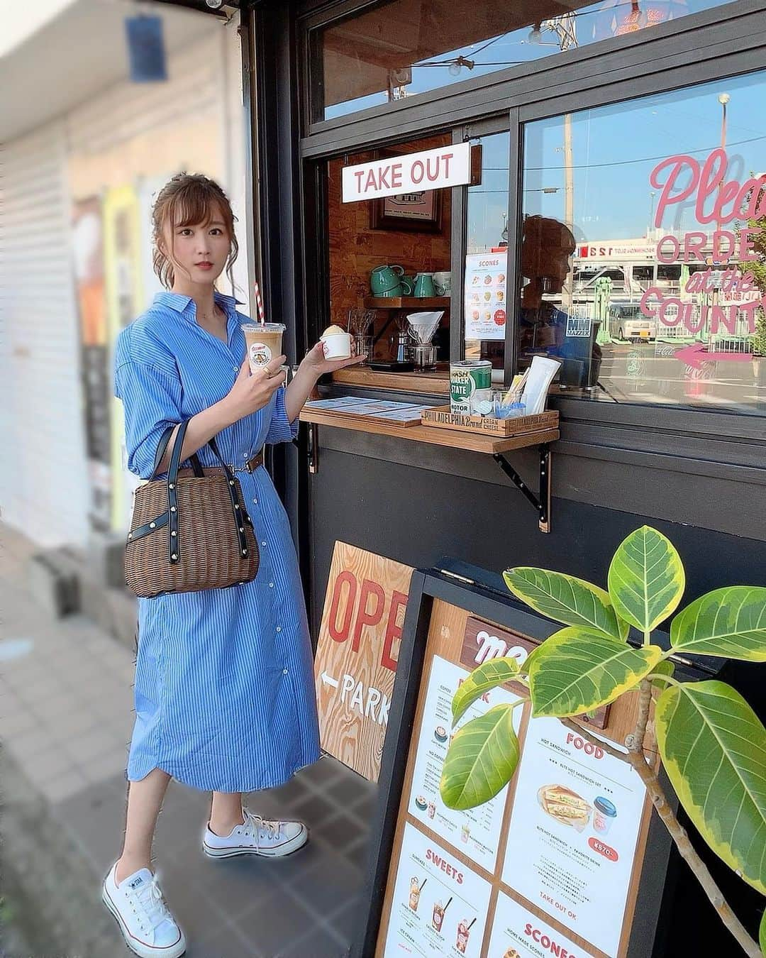 古賀文沙さんのインスタグラム写真 - (古賀文沙Instagram)「・ ・ ・  今週もおつかれさまでした🌙 よい週末を☺️  ・ ・ ・  shirt #thomasmason  bag #dianashoes  shoes #converse」10月16日 20時11分 - ayasa_koga