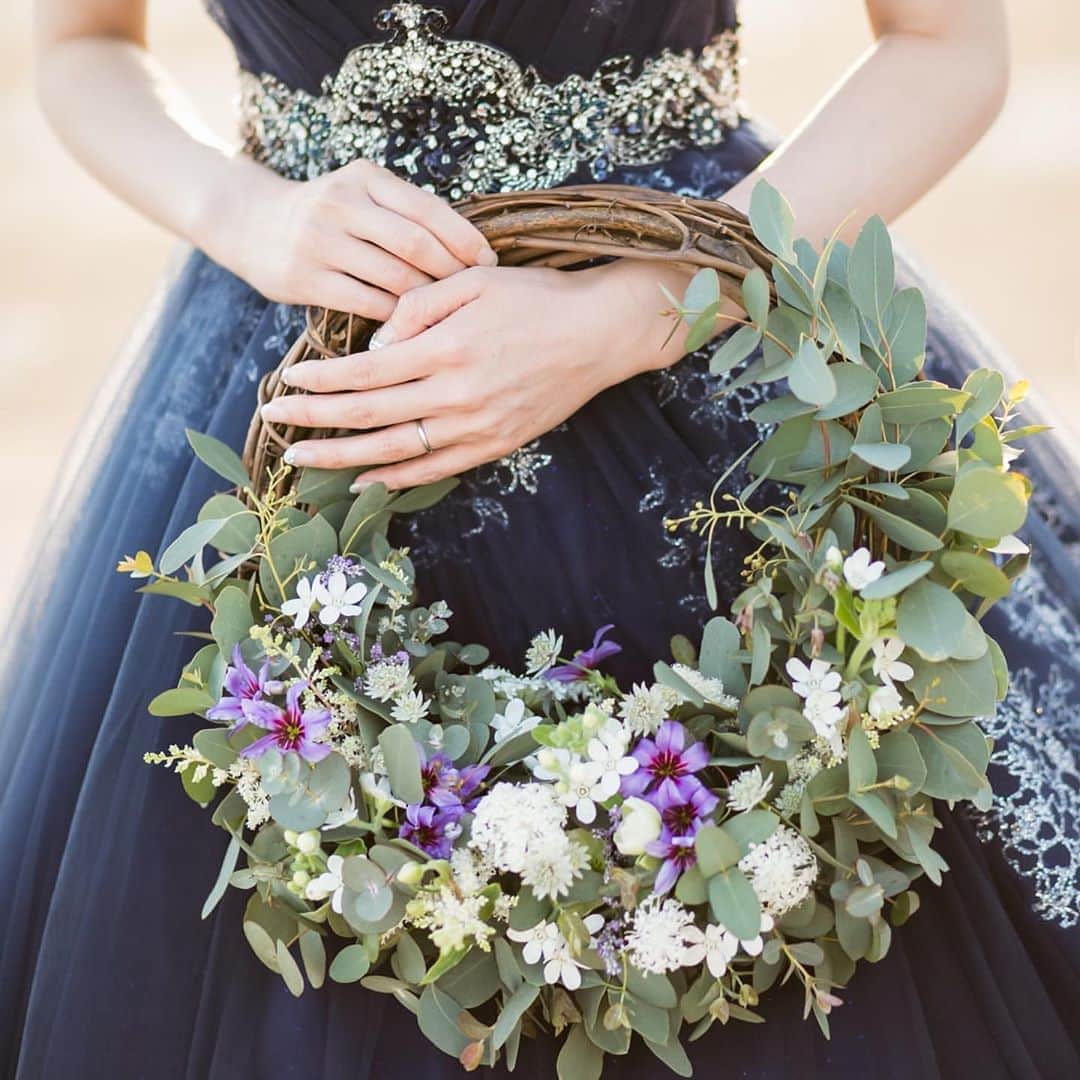 のインスタグラム：「~カラードレスにもぴったり✴︎ #リースブーケ でおふたりらしさを💐~  大人気の先輩花嫁さまのブーケのご紹介❤︎  本日はハンドバッグのように持つのがかわいい、 人気のリースブーケの魅力についてご案内します🌿  ☑︎point1: 素敵な意味が込められている  →丸い円を描くリース。実はリースは途切れない形から 『永遠』という意味が込められています。 結婚式にぴったりでとても縁起の良いブーケです💐  ☑︎point2: カラードレスと合わせるのがおすすめ！  → お色直しのカラードレスでウエディングドレスと がらっと印象を変える花嫁さまも多いはず！  それに合わせてブーケの形も花束のブーケからリースにチェンジすることで、更に素敵なコーディネートに💕  ☑︎point3: アレンジしやすく個性を出しやすい  →他のブーケと同様に選ぶお花の種類によっても印象は変わりますが、形を変えることもできるんです！  5枚目の花嫁さまのように、 好きなキャラクターモチーフにすることもできます☺️  このブーケが気になる！というお写真がございましたら、 画面右下より保存しておくこともできます🎥  ベストブライダルでは専属フローリストがおふたりのご希望とドレスに合わせた世界に一つだけのブーケをご提案いたします💐ぜひお気軽にご相談くださいね。  \ウェディングフォト募集中❤️/ @bestbridal.jp をフォローして、 お写真の投稿をお待ちしております！ . 当アカウントでリグラムOKなベストブライダルの卒花嫁orプレ花嫁の皆様は、#ベストブライダル花嫁 もしくは #BB花嫁 のハッシュタグをつけて投稿をお願いします💕 . ※BB花嫁に投稿があったお写真をリグラムする際は、 個別にご連絡は行っておりません。予めご了承ください  * \ブライダルフェアの予約について💐/ アカウントプロフィールのURL先、 各会場のHPもしくはDMよりご予約を承っております。 どんな式場が自分に合うかわからない、結婚式をするか迷っている...など些細なご質問でもお気軽にDMにてご相談くださいね。 . . \💗たくさんの、LOVEを届けよう/ 私たちのブランドスローガンは #たくさんのLOVEを届けよう 💕  お客様との出会いは、一生における祝福の瞬間を祝う、始まりです。 私たちはお客様とおふたりの人生を祝福し続ける存在でありたいと考えています🕊 ベストブライダルは、世の中で1番、たくさんのLOVEが届く瞬間をお祝いする企業を目指します♡」