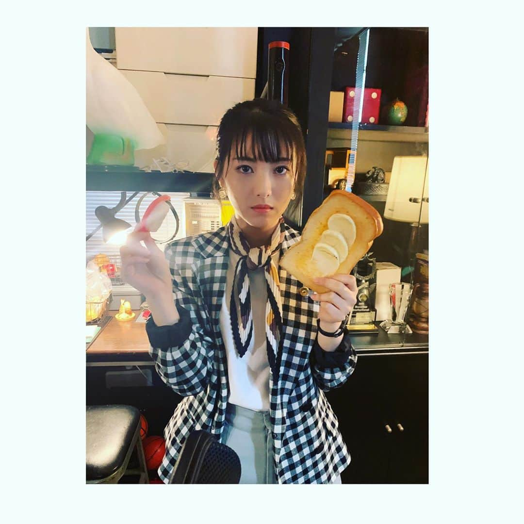 浜辺美波さんのインスタグラム写真 - (浜辺美波Instagram)「今夜22時からは!! 『タリオ~復讐代行の2人~』 第2話!!🎈 NHKにて!!🎈  第2話は教祖様が出てきます!! なんとも美しいのに｢!?｣な 教祖様にに伊藤歩さん!! 本当に衝撃受けすぎて。 この教祖様のせいで、ある曲が 頭から離れません。 『炎』ですね。あの方の。 いま『炎』といったら鬼滅ですが タリオではあちらの『炎』🎈 みてください🎈  写真は黒岩事務所です!! 手に持っているのは小道具の トーストと鮪のお寿司🎈 食品サンプルです。」10月16日 20時11分 - minami_hamabe.official