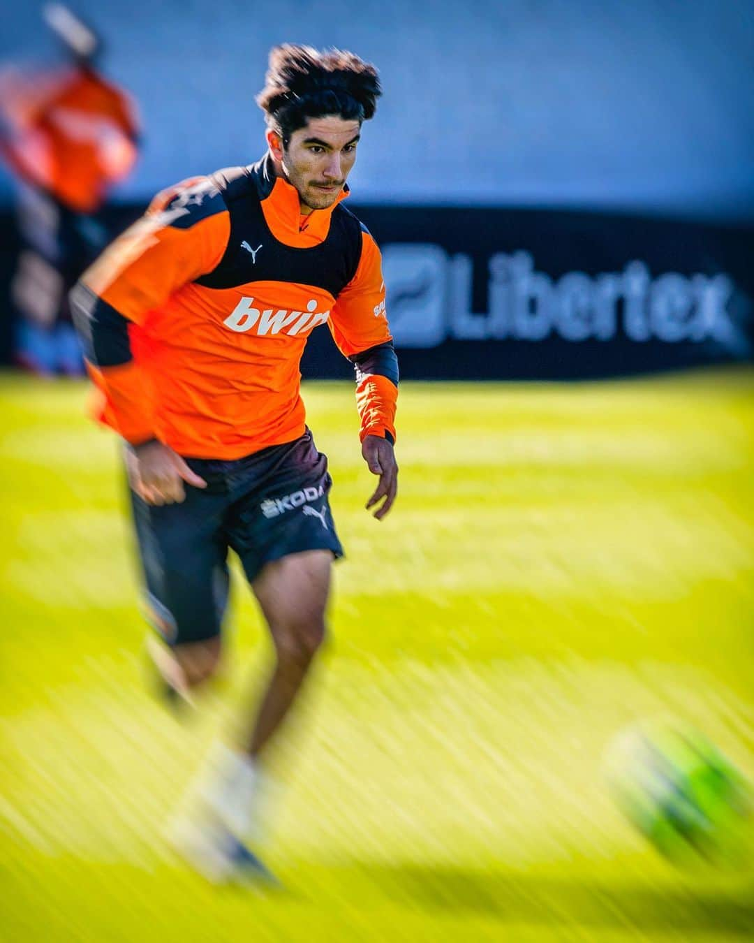 バレンシアCFさんのインスタグラム写真 - (バレンシアCFInstagram)「Intensity ⚡️  Seguimos preparando el enfrentamiento del domingo contra el Villarreal CF ⚔️  #AMUNTValencia 🦇」10月16日 20時22分 - valenciacf