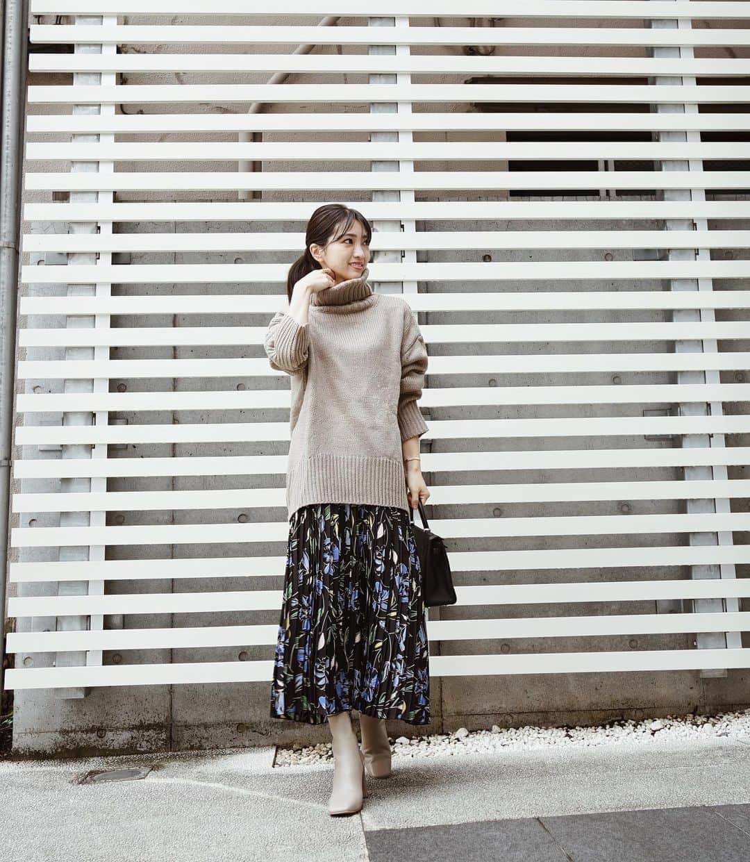 のインスタグラム：「﻿ ﻿ だんだん気温が下がってきたので、そろそろ厚みのあるニット🧶﻿ 寒くなるとこういうコーデばかりになる🙈🙈﻿ ﻿ ﻿ KNIT... @urs_official × @reinahoshi1015 ﻿ SKIRT... tomorrowland﻿ SHOES... DIANA ﻿ BAG... HERMES﻿ ﻿ ﻿ シンプルで着回しのきく、程良い厚みで暖かみのあるタートルネックオーバーニット！﻿ 豊富なカラーバリエーションでとても可愛いんです🌿﻿ ﻿  ﻿ #urs #ユアーズ #urs_styling #urs_official ﻿ #タートルネックオーバーニット #fashion #ootd #outfit #code #coordinate #ファッション #コーディネート #コーデ #秋コーデ #バック﻿ ﻿ ﻿」