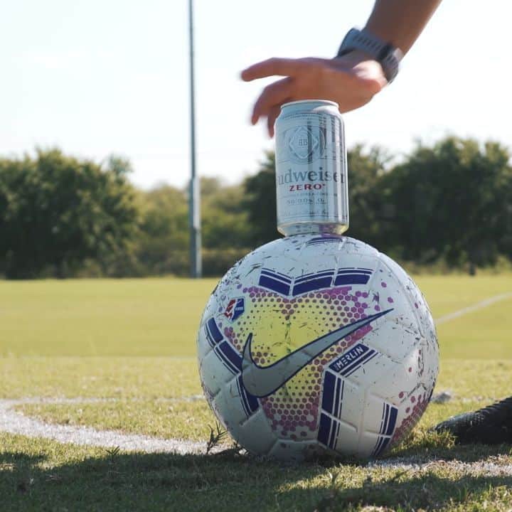 ソフィー・シュミットのインスタグラム：「With Budweiser Zero, I can stay 100% on my game with 0% alcohol — and even hit some pretty impressive shots.⚽ Show us how you stay on your game with your own trick shot! @budweiserusa #TrickShotChallenge」