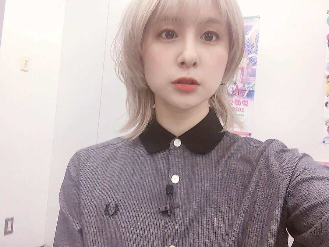 吉田有里のインスタグラム：「自撮りなんてピンボケてるぐらいでちょうどいいんだよ……たぶん…………。 (ろくちゃんの限界を感じる今日この頃)  #iPhone6 #iPhone6sではない #ウルフカット #ウルフ #ハッシュカット #허쉬컷﻿ #金髪 #ハイトーン #금발」