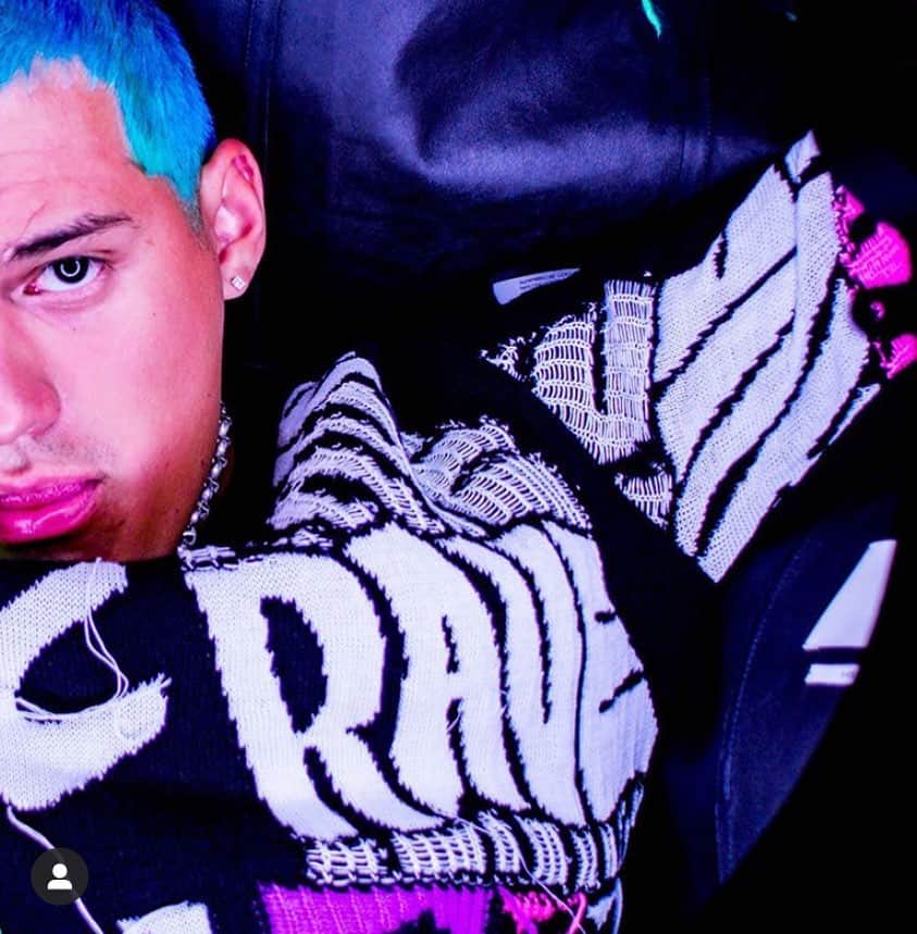 ジェームスロングのインスタグラム：「@omar.apollo in @eddie_peake collaboration with @iceberg in @flauntmagazine 💜💙💚 styled by @adesamuel photograph by @sleeplo」