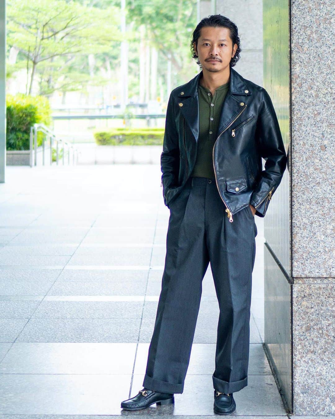 高田朋佳のインスタグラム：「When I’m wearing a leather biker jacket elegantly.  ———————————————————————— #dressstyle #elegantstyle #modernclassicstyle #newclassicstyle #fashion #mensfashion #mensdressstyle #suitsstyle #dapperstyle #takadachannel  #bikerjacket」