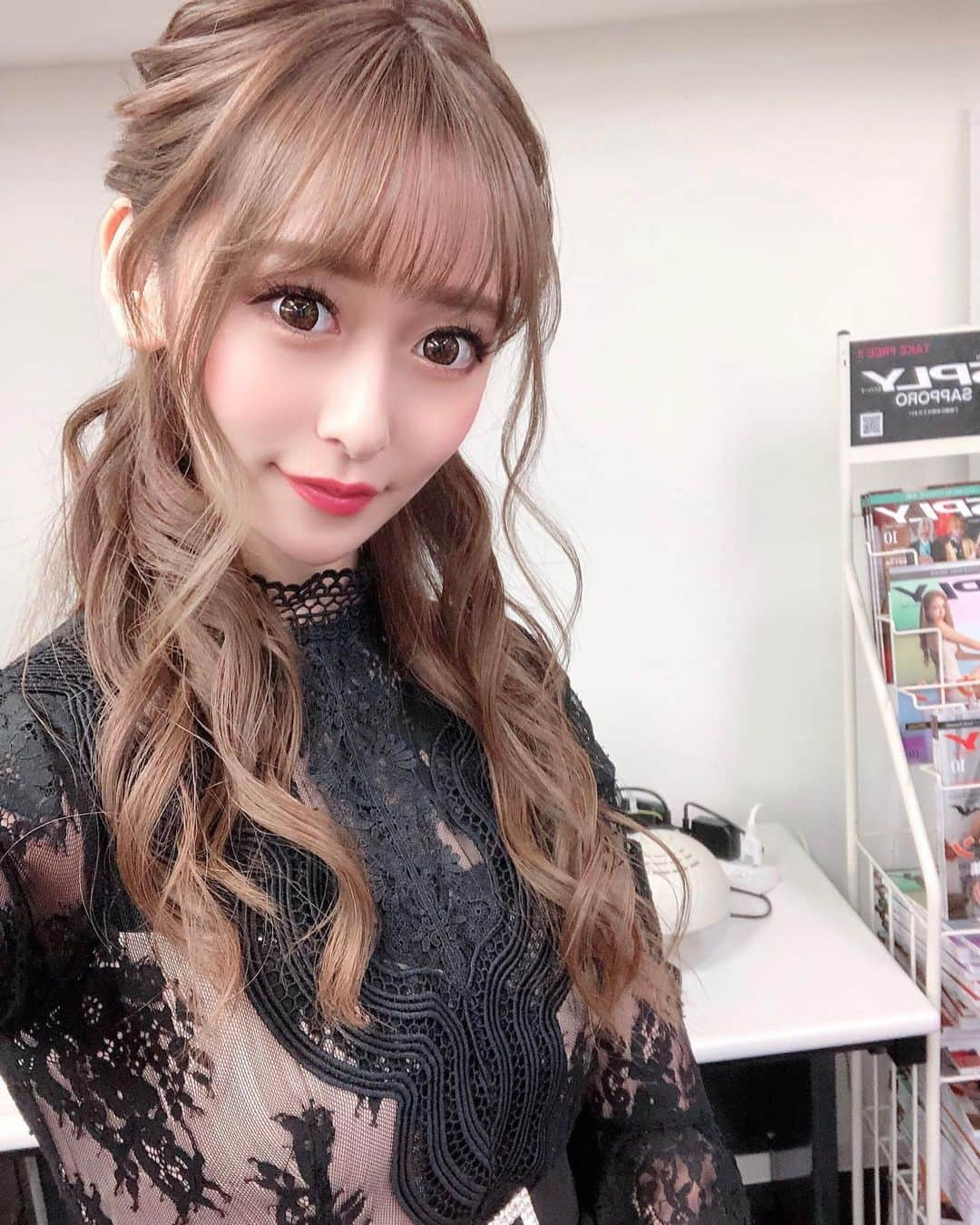 COCOのインスタグラム：「毎日ベッドでぬくぬくしてたい❤️ 寒いよね最近🥶 ・ ・ 年内に親知らず２本抜く！（どーでもいいね） 最近抜いた方いますか？笑 ・ ・  #歯列矯正 #はじめます #いまさら #youtube #アニメ #だいすき #オタク #キャバ #キャバクラ #キャバ嬢 #ホステス #ニュークラ #ニュークラ嬢 #ヘアアレンジ  #ぶりっこ #札幌 #すすきの #歌舞伎町 #六本木 #中洲 #ミナミ #北新地 #instagood #follow #l4l #selfie #ベルベ #ここぷー」