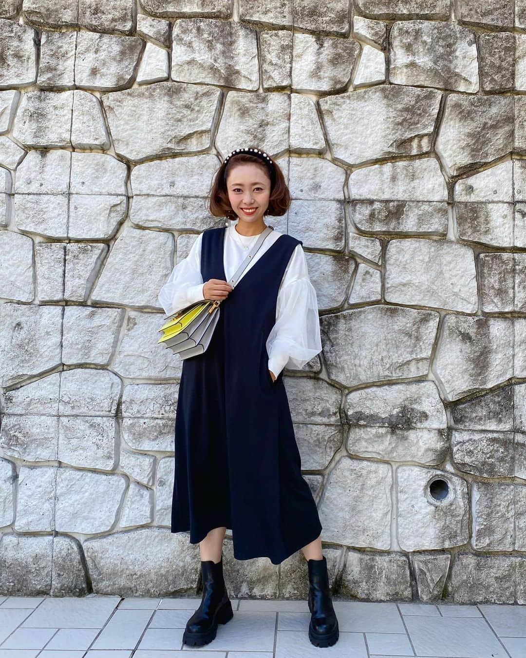 のインスタグラム：「・ tops:  @by.nene  one piece: @by.nene  shoes: @zara  bag : @marni  ・ トップスもジャンスカもとっても気に入ってて、最近よく着てるのでコーデ撮ってもらった📷♥️ ・ トップスはお袖のチュールがめちゃかわで、今の時期にぴったり😍 個人的に、袖口のリブが長いお陰でチュールのポワッと感がめちゃ可愛いくて良き！ これ、使えすぎて黒も注文した 笑 黒も絶対可愛い😏届くの待ち♥️ ・ ジャンスカは、ポンチ素材でシワになりにくいしインナー次第でかなり印象変わるからこちらもめちゃ着てます♬これ年中インナー変えて着れる系だわ👍 ゴツメブーツと合わせてのお気に入りコーデでした✌️ ・ ・ えー、華金の今夜は、荒れ果てたリビングを片付け終わったら、お一人様タイムでAmazonバチェロレッテの2回目の配信見なければ😏皆みてる？😎 あ、明日か明後日の夜インスタライブしたいなって思ってます🤔✌️❤️ __________________________ #ootd #coordinate #コーディネート #outfit #fashion #ファッション #コーデ #ママコーデ#ジャンスカ」