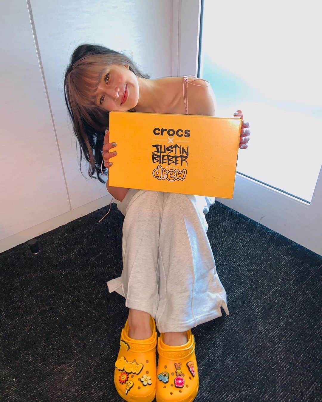 Takiさんのインスタグラム写真 - (TakiInstagram)「The reason of my smile today ❤️ Thank you @crocsjp @crocs and @narudekura 🙏🏻 It’s out beliebers 🙃🙃🙃  Crocs x JB featuring Drew house Jibbitz charms ❣️ #jbxcrocs」10月16日 20時19分 - taki_faky