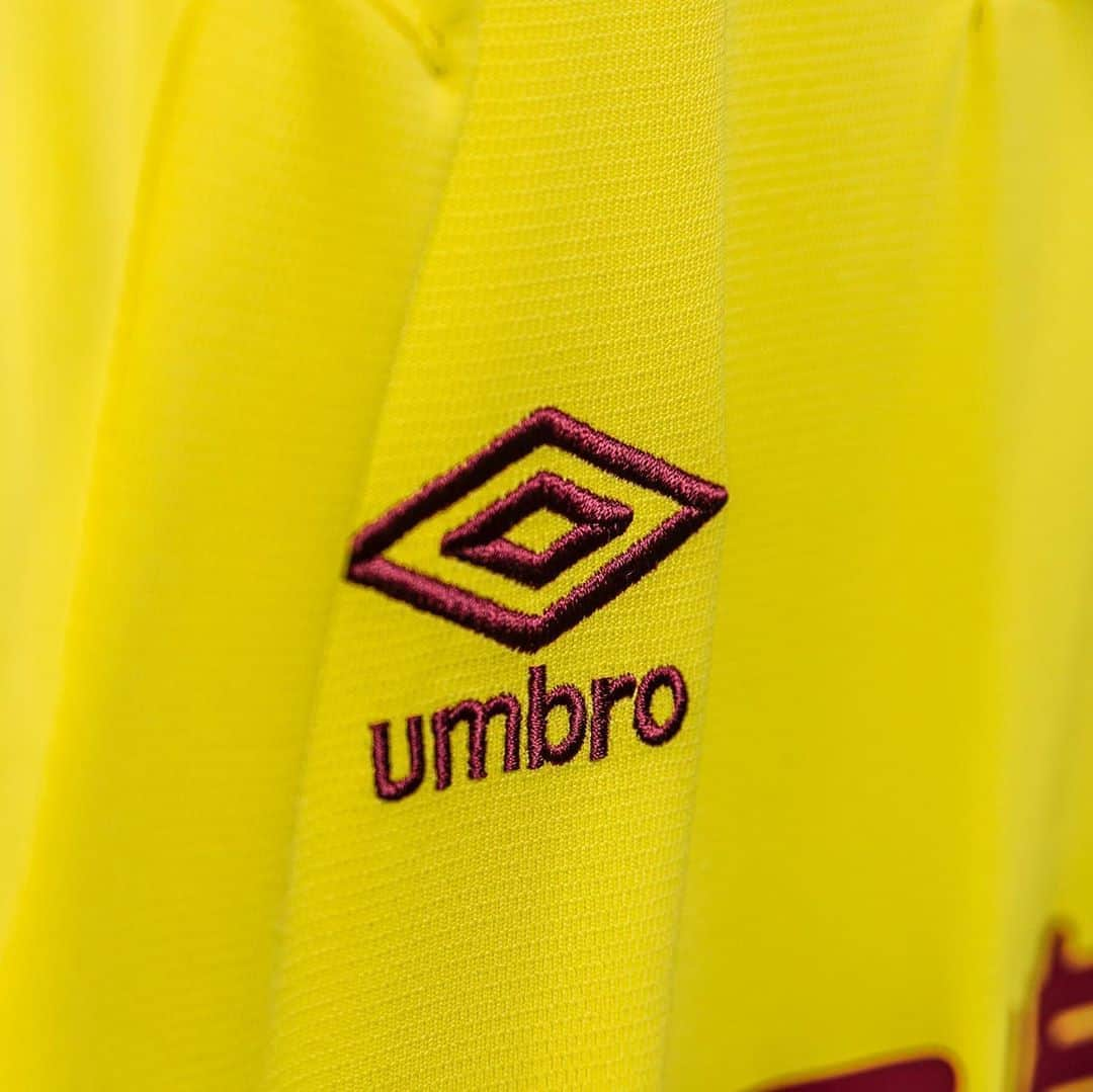 UMBROさんのインスタグラム写真 - (UMBROInstagram)「We stand together with @burnleyofficial.  20/21 Third Kit 🟡.  #umbro #umbrofootball #football #footballshirt #classicfootballshirts #soccer #soccerjersey」10月16日 20時19分 - umbro