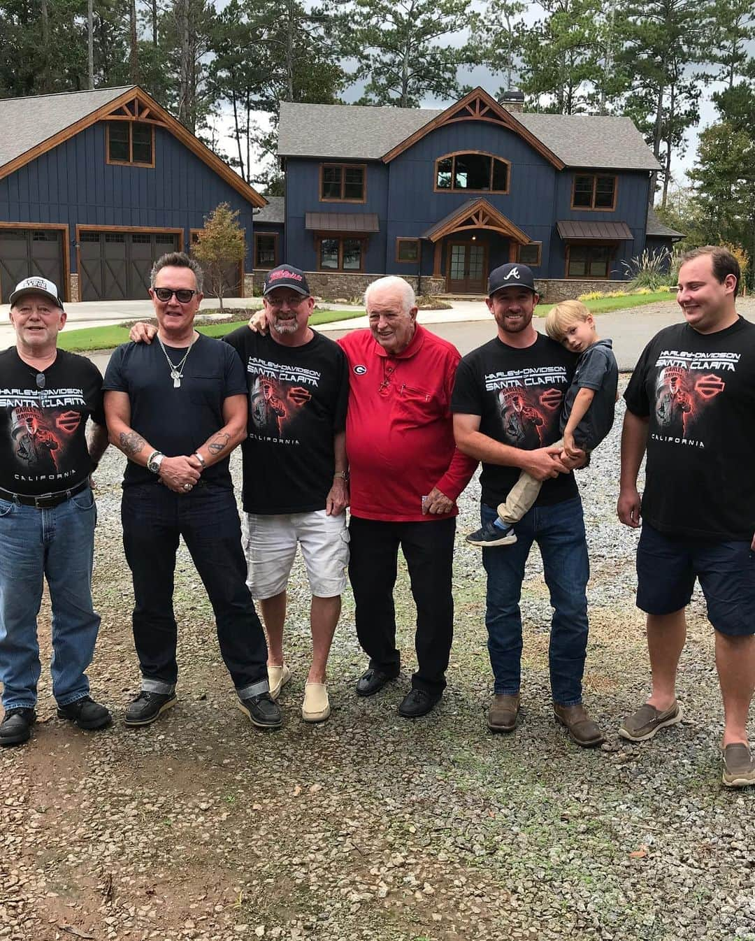 ロバート・パトリックさんのインスタグラム写真 - (ロバート・パトリックInstagram)「My best friend since 1960, Ken Andrews and his family showing their support for @santaclaritaharley and you can too! Go to H-DSC.com and pick up yours! Be like Ken! #family #friends #support #ride #friendship #brotherhood #loyalty」10月16日 20時19分 - ripfighter