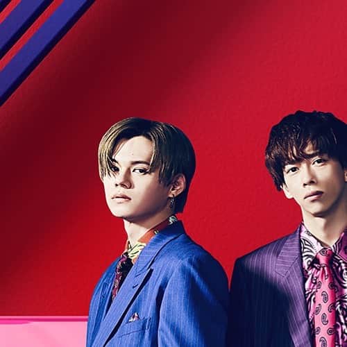 のインスタグラム：「#超特急 #bullettrain #asayake #1216  #カイ #kai #リョウガ #ryoga  💙  ニューシングル「Asayake」のビジュアル、ジャケット写真が解禁されました！ 色味を全面に押し出しており、かなりインパクトが強くなっています。 楽曲の持つ優しさの内面にある芯の強さというイメージを体現できていると思います。 FC盤のあたたかいイメージとの違いも楽しんでもらえると嬉しいです。 楽曲・MVも期待を高めて待っていてください！ ＜カイ＞  💜  今回はとてもくっきりとした強い印象ですね(^o^) 濃いイメージカラーのスーツを纏ったメンバーと幾何学模様的背景。色使いなのかが、『和』を感じさせある意味タイトルにぴったりだと感じます。 メンバーそれぞれのセンター曲もお楽しみに☆ ＜リョウガ＞」
