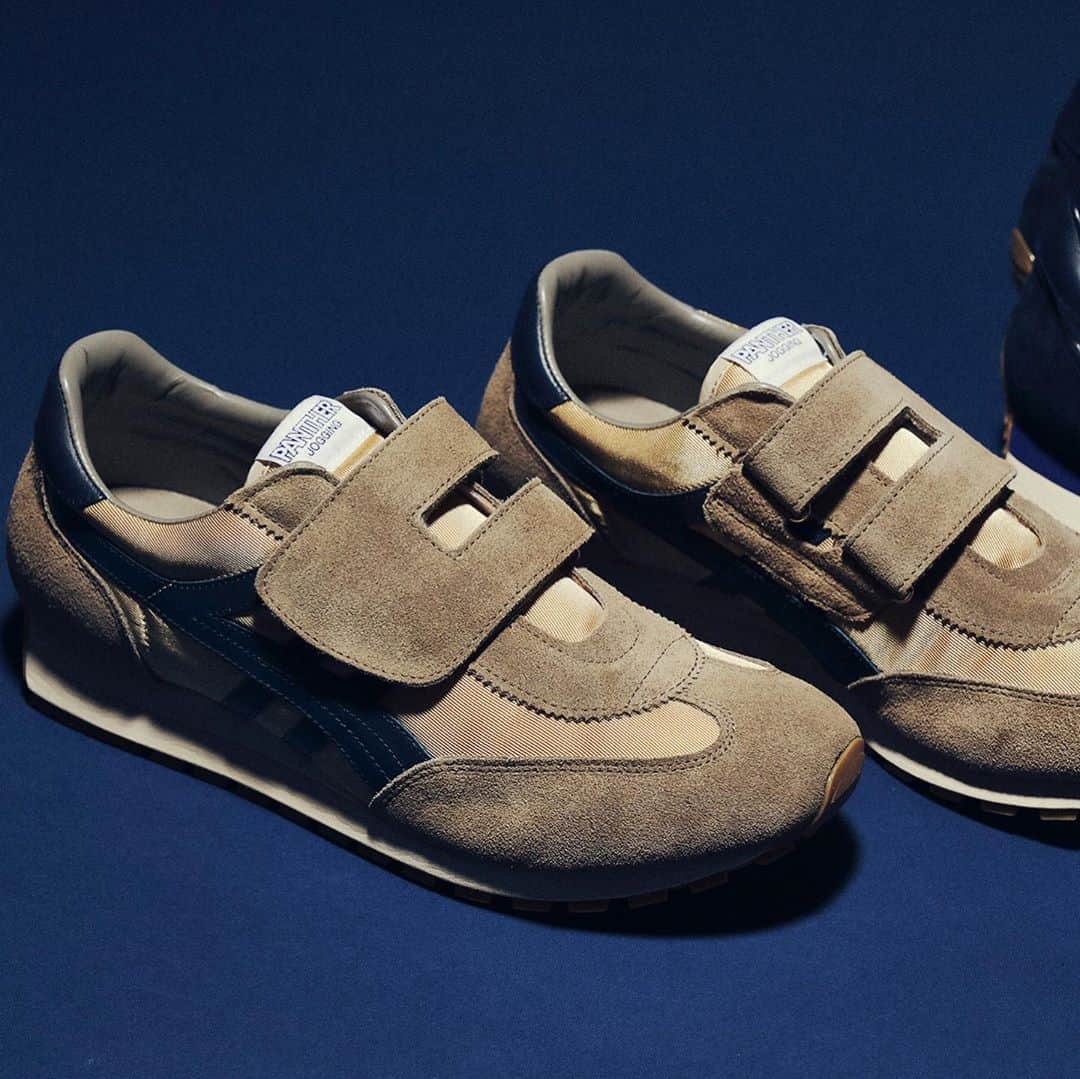 のインスタグラム：「. PANTHER JOGGING  MAGIC . col. BEIGE MADE  IN JAPAN . ====================== モデル名：パンサージョギングマジック . col : ベージュ オリジナルカラーモデル . 光沢のあるナイロンとスエードレザーのコンビ . オーソライト社インソール使用 日本製 ====================== . . . #pantherjoggingmagic  #パンサースニーカー #パンサー #panther_jp」