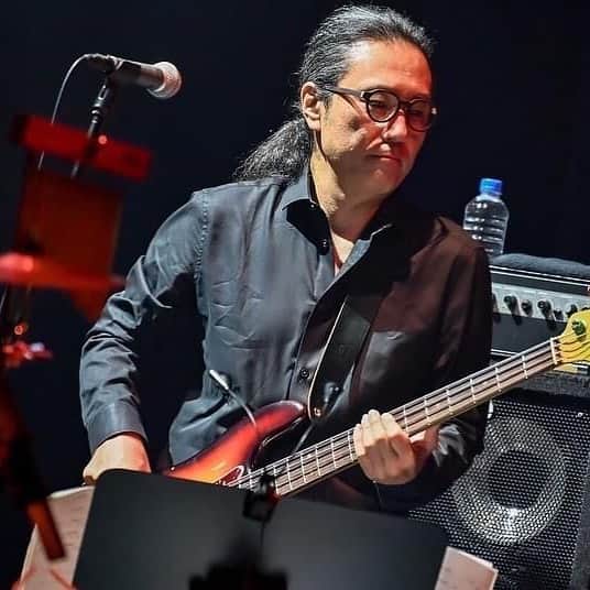 azumiのインスタグラム：「【バンドメンバー紹介②】 ベース 澤田浩史 2002年のalmost blues Tourからワイヨリカバンドを支えてくださり、ライブハウスからホールツアーをやるまで一緒に演奏してくれた大好きなベーシスト。80年代のオルケスタ・デ・ラルスからCharさん、矢沢永吉さん、大黒摩季姉さん、カルメンマキさんのバンドなど、プロ歴は私の歳とあまり変わらないほどの重鎮。 なのに最近私タメ口。ごめんなさい。 でも、"ブリブリ"ベースの神様なんじゃないかと思うプレイに心底惚れています。ライブ中ニヤリとしていたらだいたいピロシのフレーズにウケてます。 回文の名人。  @sawada.hiroshi.5  10/20 ビルボードライブ大阪でぜひ。  http://www.billboard-live.com/pg/shop/show/index.php?mode=detail1&event=12240&shop=2  20th Anniversary Premium Live-who said “La La…”? Billboard Tour 2020-﻿ 9/19(Sat) @billboardlive_tokyo ※終了﻿ 10/20(Tue) @billboardlive_osaka﻿  #billboardlive #Wyolica #billboardlivetokyo #livereport #livephoto﻿  #澤田浩史  ﻿ Photo：Masanori Naruse」
