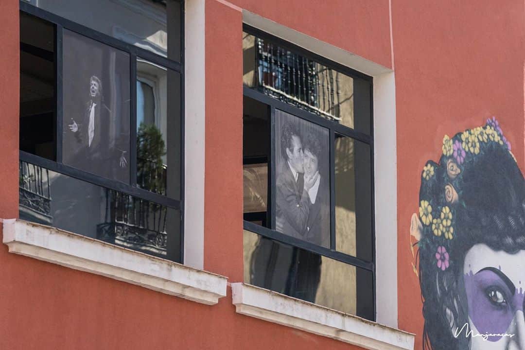 DeFlamenco.comさんのインスタグラム写真 - (DeFlamenco.comInstagram)「No os equivoquéis, estos son solo fotos de las fotos, de la genial Exposición Morente Siempre de Paco Manzano. Si estáis en Madrid ir a verlas ¿dónde? Al corazón del Flamenco de Madrid, si en @amordediosflamenco hasta el 20 de diciembre. En el marco de Suma Flamenca 2020.   Toda la info en la portada de nuestra web deflamenco.com   https://www.deflamenco.com/revista/galeria/paco-manzano-morente-siempre.html  #flamenco #flamencomadrid #deflamenco #morente #fotoflamenco   📷 @manjavacas.flamenco」10月16日 20時24分 - deflamenco