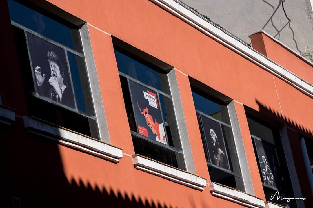 DeFlamenco.comのインスタグラム：「No os equivoquéis, estos son solo fotos de las fotos, de la genial Exposición Morente Siempre de Paco Manzano. Si estáis en Madrid ir a verlas ¿dónde? Al corazón del Flamenco de Madrid, si en @amordediosflamenco hasta el 20 de diciembre. En el marco de Suma Flamenca 2020.   Toda la info en la portada de nuestra web deflamenco.com   https://www.deflamenco.com/revista/galeria/paco-manzano-morente-siempre.html  #flamenco #flamencomadrid #deflamenco #morente #fotoflamenco   📷 @manjavacas.flamenco」