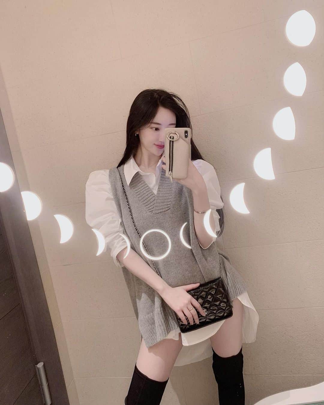 natsu_772のインスタグラム：「最近一気に寒くなってきた🥶🤍  awのファッションの方が 個人的にはすきです👢  ちょこちょこお洋服を selectさせていただいております☺︎  よろしければぜひ覗いてみてください~♡  @128__pm   ...✌︎  #fashion#ootd#code #awfashion#selectshop #koreanfashion#koreanstyle #freshy#128pm#ニットコーデ #ニットベストコーデ #ニットベスト #韓国コーデ#韓国ファッション #韓国fashion」