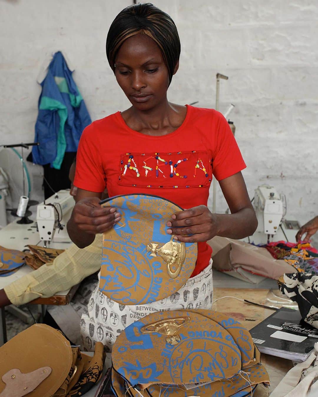 ヴィヴィアンウエストウッドさんのインスタグラム写真 - (ヴィヴィアンウエストウッドInstagram)「Over the past 10 years Artisan.Fashion in Kenya has engaged 28 artisan groups and employed over 2,600 craftsmen with meaningful work and fair pay, 78% of which are women. In Kenya, Vivienne Westwood has worked with various skills and materials such as metalwork from scrap metal, screen-printing, upcycled dhow sails, and many more. Through Artisan.Fashion, artisan communities in Nepal (cashmere weaving), Burkina Faso (cotton weaving) and Mali (natural dyes) have also been able to gain dignified work with a direct impact on their livelihoods. The project has also meant that many rural populations, engaged by EFI, who previously relied on the sale of charcoal and firewood which has a direct consequence on the environment, have been able to support themselves and their families through the programme without having to deplete their natural resources.  @ethicalfashion  ⁠⠀ #ArtisanFashion #WorkNotCharity #SustainableFashion #EthicalFashion」10月16日 20時25分 - viviennewestwood