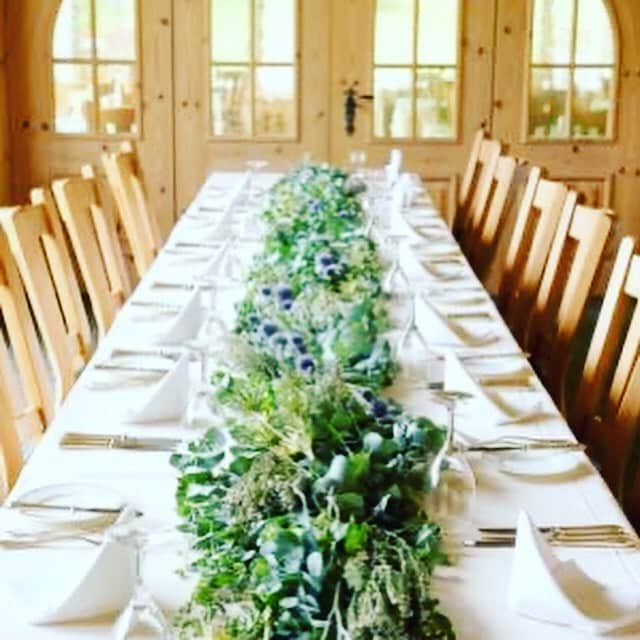 ウェディングカフェ/結婚式場無料紹介/富山・高岡・金沢・福井のインスタグラム：「スムーズな結婚式場探しの前に決めておくこと ②人数 収容人数は会場によって違います💁‍♀️ お二人でだいたいの人数を決めておかないと、いざ見学に行った時には人数規制で会場が使えないこともあり、気をつけなければならないポイントです🌿  少人数でご検討でしたら、人数にあった会場選びでアットホーム感もあり、会場費や貸し切り料の節約にもなります💕🌈   #結婚お役立ち情報﻿ ------------------------------------------ 花嫁様のお役立ち情報をお伝えしていきます❤️﻿ ﻿ 疑問に思うことや不安なのことは﻿ 気軽にご相談くださいね🍀﻿ ﻿ ▷▷▶︎ @kanazawa.weddingcafe﻿ ------------------------------------------ ﻿ #金沢結婚式#金沢結婚式場#金沢結婚#金沢結婚式実例#金沢結婚式場探し#金沢披露宴#金沢結婚式準備#金沢プレ花嫁#金沢花嫁#金沢市#金沢#金沢カフェ#金沢ランチ#金沢カフェ巡り#おしゃれ花嫁#おしゃれ花嫁さんとつながりたい#withコロナの結婚式#結婚式準備#結婚式」