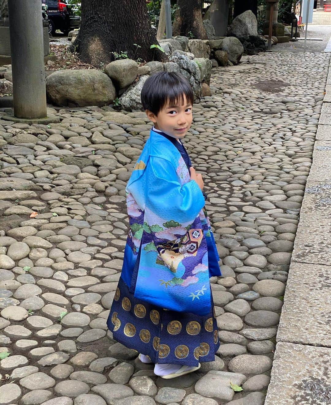 新原愛加のインスタグラム：「. #七五三 のお参りをしました💙 すくすく育ってくれて母はうれしいよ~ だいすき😘 . . . #カンタの成長記録」