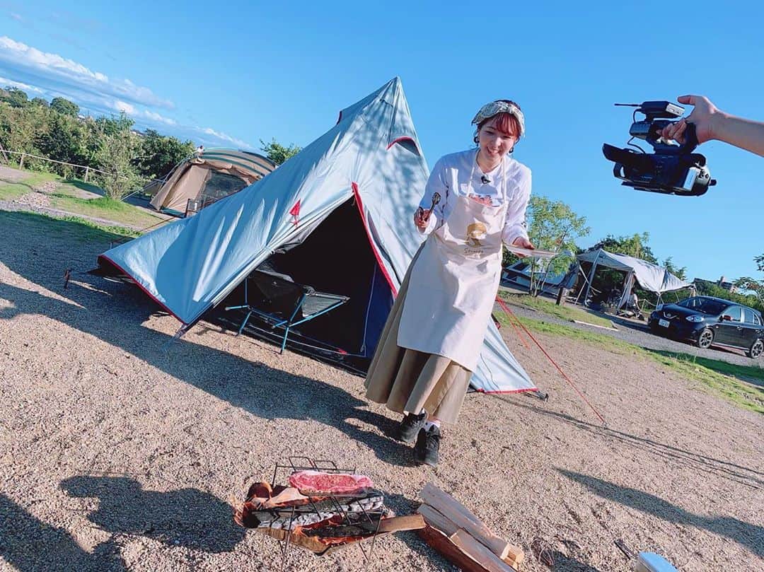 のインスタグラム：「人生初デイキャンプの動画がyoutubeにアップされたよ⛺️✨  この写真に辿り着くだいぶ前の段階がアップされてます🤗 そう、心が折れる前。笑  youtubeポッシブルチャンネルで観てね🌈  奇妙礼太郎さんのグッズのエプロン可愛いでしょ💗  #初キャンプ　#デイキャンプ #youtube #ポッシブルチャンネル」