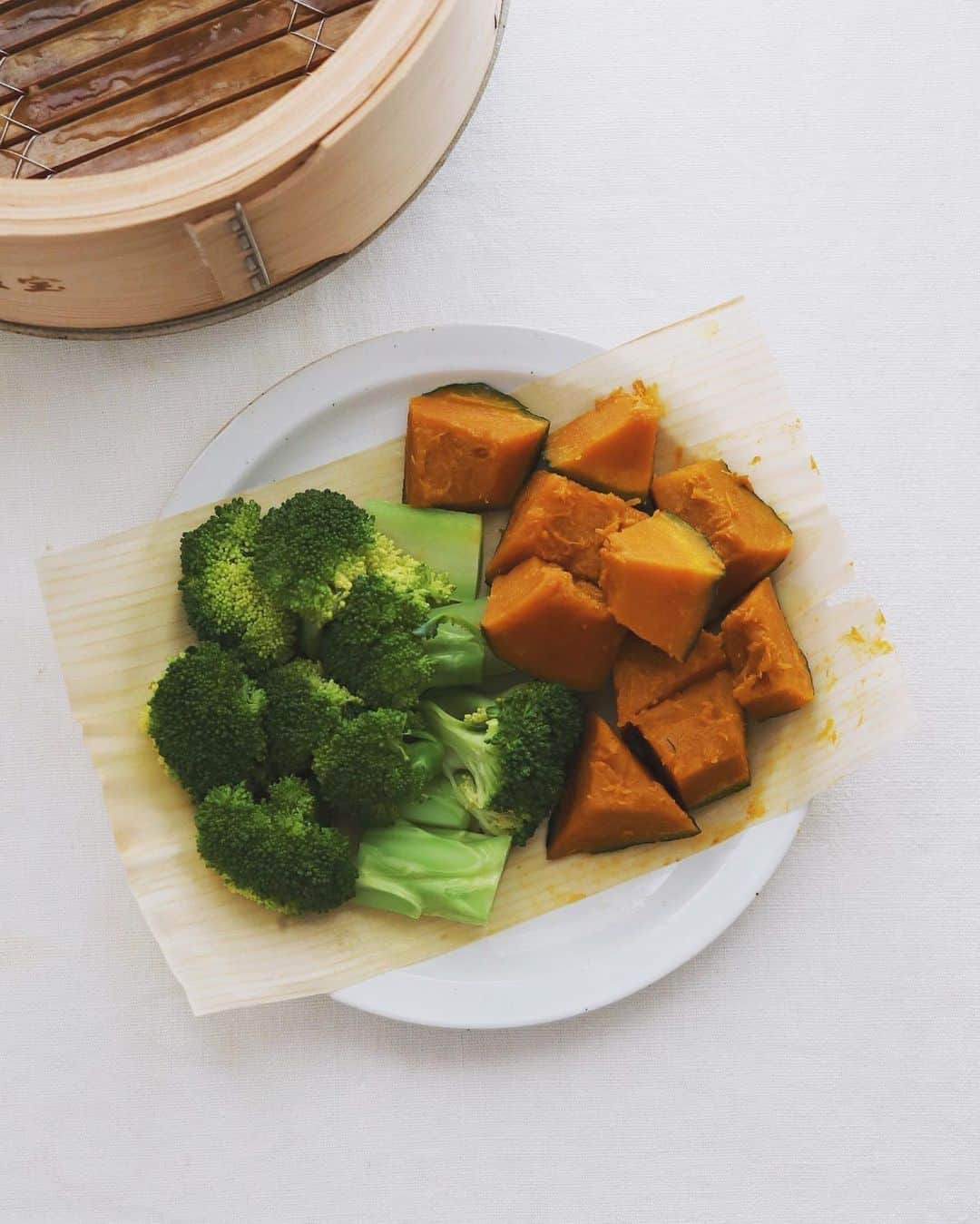 樋口正樹さんのインスタグラム写真 - (樋口正樹Instagram)「Steamed veggies . 今夜はホクホクに 蒸したカボチャと ブロッコリーです。 レンチンに比べて 少し手間ですけど 美味しいですから。 . 蒸すときに経木を 敷くのお勧めです。 パッと取り出して お皿に移すのも◎。 @kyougi.shiki . . #蒸しただけ #温野菜 #蒸し野菜 #蒸篭料理 #ホットサラダ #ホクホク #ほっかほか #緑黄色野菜 #信州経木Shiki #broccoli #squash #steamedveggies #steamedvegetables」10月16日 20時33分 - higuccini