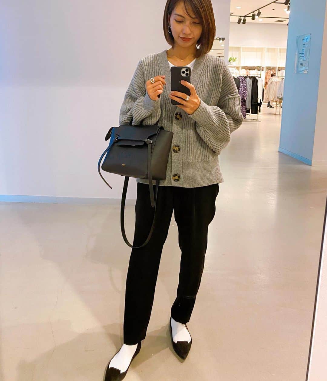 のインスタグラム：「お天気も良かったので今日は👜をデビューさせました☺️✨ やっぱり素敵❣️ 今朝は寒かったのでニットカーディガンコーデ👖  カーディガンが可愛くてもうすでにたくさん着てる😆しっかりしてるのにお値段以上❣️ ゆったりめに着たかったのでサイズはXLに✨お袖ぽわん😁 他にも可愛いニットげっとしてる🧶 H&Mのニット可愛いのたくさんで困った💕  そして、今日は可愛い親子と朝活🥪☕️ 息子同士、同い年で良く遊びに出かけたりしていたけど、2人目産まれてからは初めましてのせなちゃん👶💕愛おしいよ😘 またお兄ちゃん達がいるときに遊ぼう🎶　  皆さまよい週末を✨  #ママ #2児ママ #2人育児 #3歳差育児 #男の子ママ #女の子ママ #今日のコーデ #シンプルコーデ #パンツコーデ #ニットカーディガン #ママコーデ #ママファッション #30代ママ #30代コーデ #30代ファッション #エイチアンドエム #エンフォルド #mama #2kidsmom #handm #hm #enfold #celine #jimmychoo #mamacoordinate #mamafashion #mamalife」