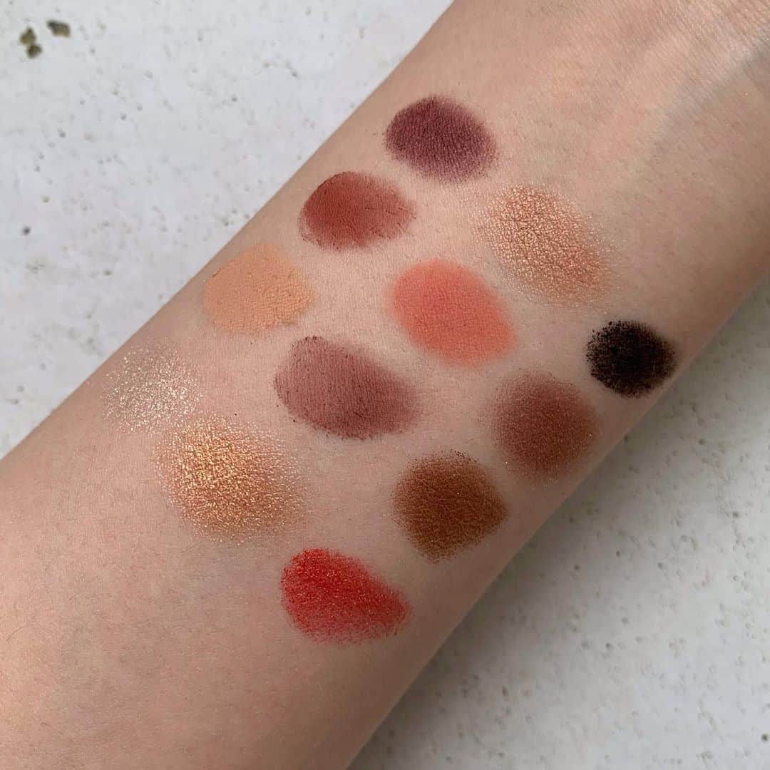 濱田あおいさんのインスタグラム写真 - (濱田あおいInstagram)「. . 10月16日発売🍒 ✔︎NARS エクストリームエフェクト アイシャドーパレット ¥7600+tax 12色のアイシャドーパレット✨ マット、シマー、ラテックスのような 仕上がりが1つに！全て限定色！ ふわっとしっとりした粉質で やっぱりNARS大好きって思った💓 キラキラ系も安定に好きだし マットモーヴピンクとか パープルの中にピンクラメが入った色 とかもめっちゃ可愛くてほんとにやばい！ （3枚目の動画のスウォッチも見てみてね🥰） ベーシックなブラウンメイクもできるし モーヴとかパープルとかもたくさん 入っているので幅広くメイクできると思う✨ 数量限定のアイテムなので 気になる方はお早めにーっ！！  ✔︎NARS ソフトマットコンプリートファンデーション ¥5000+tax いまはNARSビューティースクエアと オフィシャルサイト限定の発売で 本ローンチは2021年以降だそう✨ NARSの中でも有名なソフトマット コンプリートコンシーラーのファンデ版🌈 現状の4色展開の中で私は1番明るい ピンクベースの明るめの00303（ライト2） 写真で見てたときは黄みが強いかな？ と思って不安だったんだけど塗って みたら問題なく馴染みました◎ 皮脂吸着パウダーが配合されているので テカリなどが気になる方にオススメ👏🏻 元々皮脂の量は少なめだったんだけど マスクのせいかちょっと前よりは 増えている気がして使ってみたら 鼻周りのヨレも気にならなかったし 仕上がりもサラサラだし マスクの下に使うのいいかも✨ めーっちゃ乾燥肌ですって方は スキンケアしっかり＆保湿系の下地を 使った上にか部分使いがいいかも！  #NARS#narscosmetics#narsfoundation#narseyeshadow#ナーズ#デパコス#限定コスメ#秋コスメ#秋メイク#冬コスメ#冬メイク#スウォッチ#アイシャドー#アイシャドウ#コスメレビュー#エクストリームエフェクトアイシャドーパレット#ソフトマットコンプリートコンシーラー#ソフトマットコンプリートファンデーション」10月16日 20時37分 - aoihamada