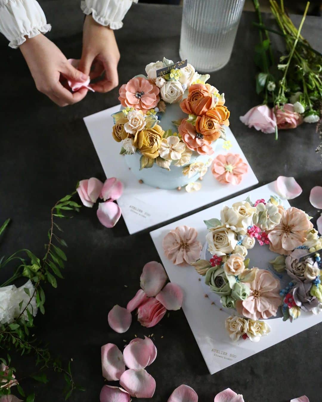 청담 수케이크 (atelier soo)さんのインスタグラム写真 - (청담 수케이크 (atelier soo)Instagram)「ㅡ Sooclass Basic 3.  포근포근한컬러들.직접선택하시는컬러들에센스가보여🤍 ㅡ #flower #cake #flowercake #partycake #birthday #bouquet #buttercream #baking #wilton #weddingcake ㅡ www.soocake.com vkscl_energy@naver.com」10月16日 20時48分 - soocake_ully