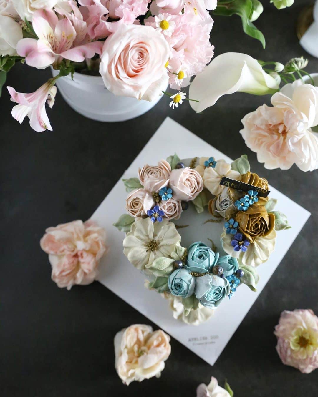 청담 수케이크 (atelier soo)さんのインスタグラム写真 - (청담 수케이크 (atelier soo)Instagram)「ㅡ Sooclass Basic 3.  포근포근한컬러들.직접선택하시는컬러들에센스가보여🤍 ㅡ #flower #cake #flowercake #partycake #birthday #bouquet #buttercream #baking #wilton #weddingcake ㅡ www.soocake.com vkscl_energy@naver.com」10月16日 20時48分 - soocake_ully