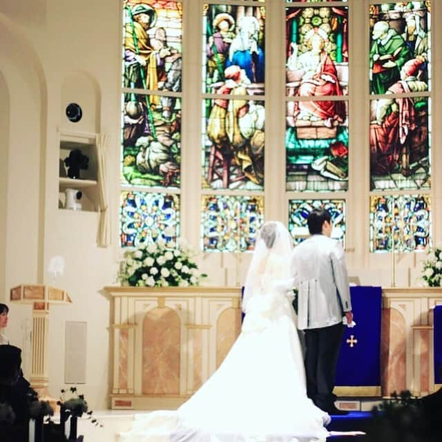 ウェディングカフェ/結婚式場無料紹介/富山・高岡・金沢・福井のインスタグラム：「スムーズな結婚式場探しの前に決めておくこと ③挙式スタイル   ダントツの人気ランキング1位の挙式スタイルは教会式！💁‍♀️  全国の先輩花嫁の半数以上が選んだ王道の挙式スタイルです💓 次に人気なのは人前式で、ゲストとの距離が近いアットホームでカジュアルな雰囲気が魅力☆🌿   三番人気は神前式で、日本人なら晴れの舞台で和装を着るのも素敵です🥰  時期と人数と挙式スタイルをまず決め、会場選びをスムーズに進めましょう🌈💕    #結婚お役立ち情報﻿ ------------------------------------------ 花嫁様のお役立ち情報をお伝えしていきます❤️﻿ ﻿ 疑問に思うことや不安なのことは﻿ 気軽にご相談くださいね🍀﻿ ﻿ ▷▷▶︎ @kanazawa.weddingcafe﻿ ------------------------------------------ ﻿ #金沢結婚式#金沢結婚式場#金沢結婚#金沢結婚式実例#金沢結婚式場探し#金沢披露宴#金沢結婚式準備#金沢プレ花嫁#金沢花嫁#金沢市#金沢#金沢カフェ#金沢ランチ#金沢カフェ巡り#おしゃれ花嫁#おしゃれ花嫁さんとつながりたい#withコロナの結婚式#結婚式準備#結婚式」
