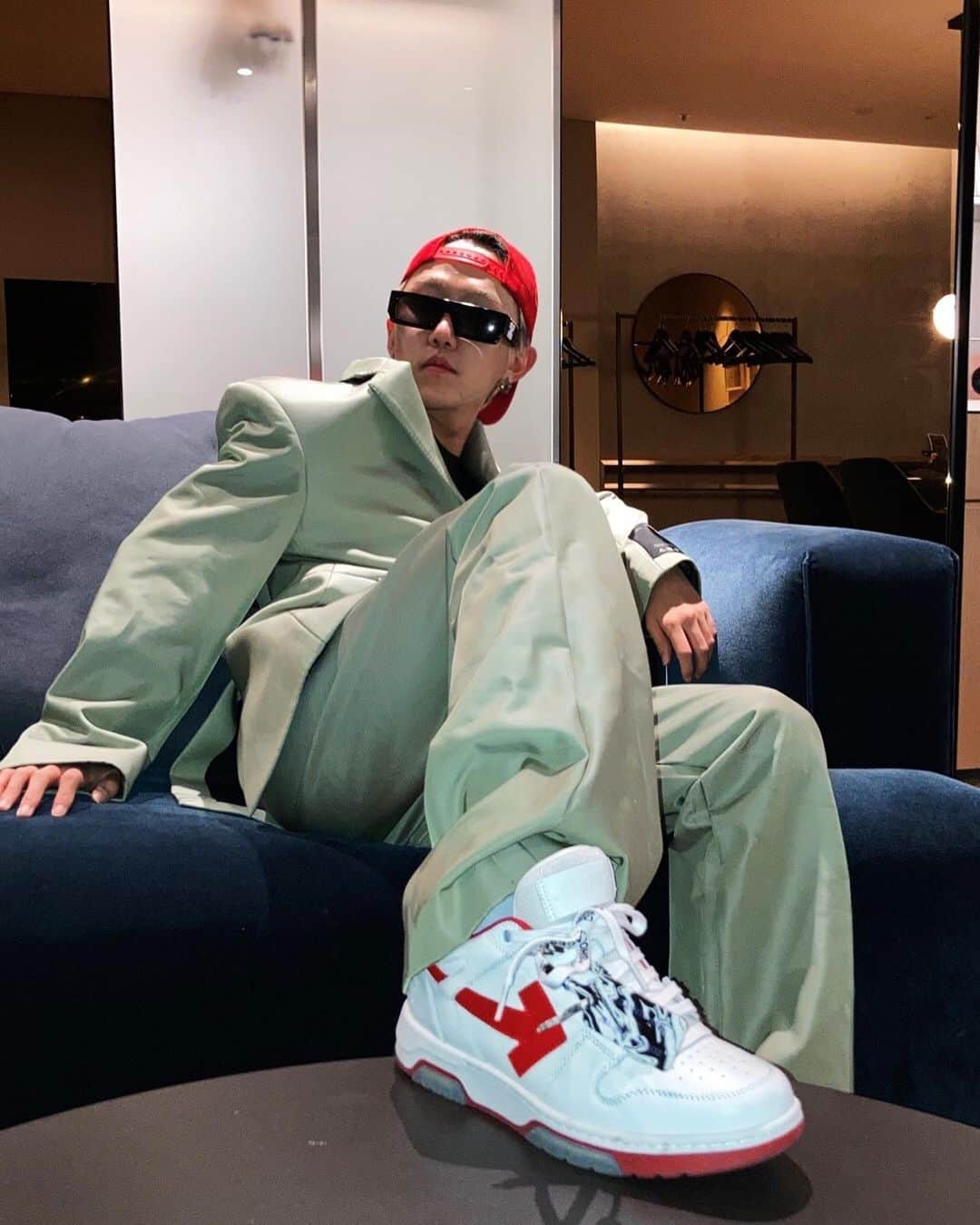 ソン・ファミンのインスタグラム：「“OOO” @off____white @virgilabloh」