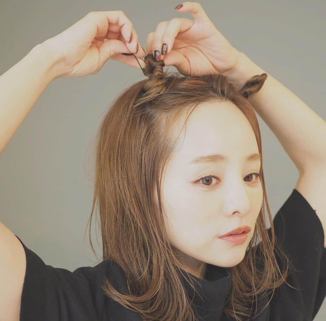 田中亜希子さんのインスタグラム写真 - (田中亜希子Instagram)「今年のハロウィンは髪から変身して、おうちでちょっとだけハロウィンパーティー🎃  普段髪をセットすることがない息子たちに特別感を＾＾ 今年もＶＯ５のスプレーを使って簡単スタイリングをしました！ 髪をやってあげるとすごく喜んで気分も上々♡  私はやり過ぎないホームパーティー仕様のちょこんとツノhair。  つくりかた ①髪を軽く巻いた後、ハチ上の髪を左右に２つに分けます。 ②分けとった毛束をきつくねじり、折り返して根本に巻き付けピンでとめ固定します。 ③ピンでとめた根本の部分にポイントスプレイをしてツノを固定します。  ハロウィーンヘアアレンジをInstagramに投稿すると抽選で豪華プレゼントが当たるキャンペーンを実施中です。  ＶＯ５ヘアスプレイ「髪で遊ぼう！おうちでハロウィーン」キャンペーン （期間：～2020年11月6日（金）23：59まで） 応募方法は、 ①ＶＯ５公式Instagramアカウント（＠vo5_japan）をフォロー ②「#vo5おうちでハロウィーンヘア」「#ハロウィーン」「@vo5_japan」をつけて投稿で応募完了  キャンペーン賞品は、A賞ホームシアターセット（20万円相当）5名様、B賞QUOカードPAY1,000円分100名様 詳しくはキャンペーンサイト：https://www.club-sunstar.jp/vo5hw2020  でチェックしてみてくださいね＾＾  #vo5#ヘアアレンジ#hairarrange#pr#ハロウィン」10月16日 20時42分 - akiico