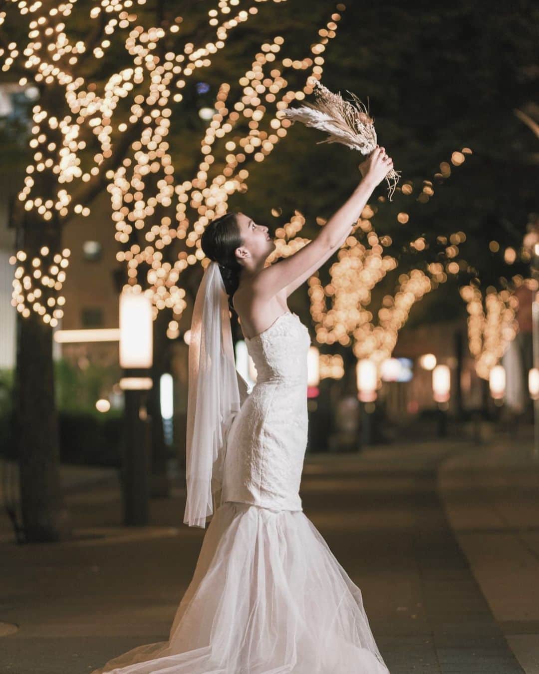 𝐊𝐚𝐤𝐢𝐠𝐢𝐅𝐮𝐤𝐚のインスタグラム：「． ． よく結婚願望ありますか？ なんて聞かれがちだけど  結婚すること、お嫁さんになることが ひとつの夢だったり👰🏻🌹 ． 女の子の人生の中で、  “一番幸せだった瞬間”が  大好きな人と愛を誓い合った日になったり するのかななんて思ってた時は そんな素敵な瞬間に携われるお仕事がしたいって ブライダルのお仕事に憧れた時もありました  いまとなっては違う道に進もうとしてるけど どんな人生になっても いろんな未来を描ける人になりたい。🕯 ． ． ． ． ． ⌖ make: @natsumi.bridal  ⌖ camera: @photo_studio_mine」