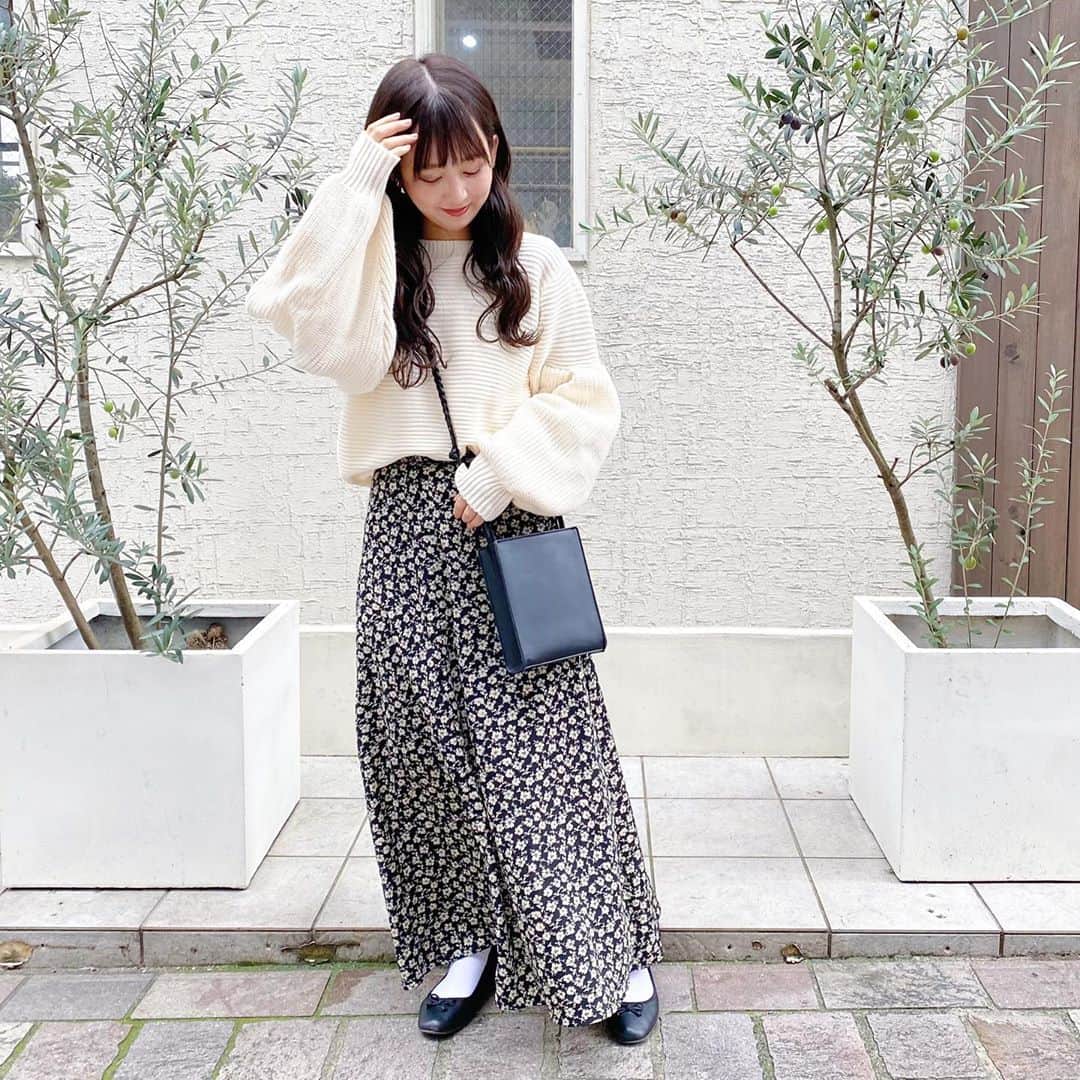 のインスタグラム：「ㅤㅤㅤㅤㅤㅤㅤㅤㅤㅤㅤㅤㅤ ㅤㅤㅤㅤㅤㅤㅤㅤㅤㅤㅤㅤㅤ ㅤㅤㅤㅤㅤㅤㅤㅤㅤㅤㅤㅤㅤ #ootd ㅤㅤㅤㅤㅤㅤㅤㅤㅤㅤㅤㅤㅤ この前のモノトーンコーデ❤︎ ㅤㅤㅤㅤㅤㅤㅤㅤㅤㅤㅤㅤㅤ @fifth_store のお袖がぽわんとして可愛いニット🧸💕 ( #ボリュームスリーブデザインニット / アイボリー ) ㅤㅤㅤㅤㅤㅤㅤㅤㅤㅤㅤㅤㅤ フレアスカートとバレエシューズを合わせて 可愛くも大人ぽさも見えるようにしました💓 ㅤㅤㅤㅤㅤㅤㅤㅤㅤㅤㅤㅤㅤ . ㅤㅤㅤㅤㅤㅤㅤㅤㅤㅤㅤㅤㅤ ☑︎ knit : #fifth#フィフス ☑︎ skirt : #tiptop ☑︎ bag : #editsheen ㅤㅤㅤㅤㅤㅤㅤㅤㅤㅤㅤㅤㅤ . ㅤㅤㅤㅤㅤㅤㅤㅤㅤㅤㅤㅤㅤ このニット可愛いすぎる、、、🤭❤️ ㅤㅤㅤㅤㅤㅤㅤㅤㅤㅤㅤㅤㅤ ㅤㅤㅤㅤㅤㅤㅤㅤㅤㅤㅤㅤㅤ ㅤㅤㅤㅤㅤㅤㅤㅤㅤㅤㅤㅤㅤ 16日21:00〜インスタライブします🤎 お時間ある方は遊びに来てくださいっ🧸💕 ㅤㅤㅤㅤㅤㅤㅤㅤㅤㅤㅤㅤㅤ ㅤㅤㅤㅤㅤㅤㅤㅤㅤㅤㅤㅤㅤ #低身長コーデ#ニットコーデ#fifthtl#プチプラ ㅤㅤㅤㅤㅤㅤㅤㅤㅤㅤㅤㅤㅤ  ㅤㅤㅤㅤㅤㅤㅤㅤㅤㅤㅤㅤㅤ」
